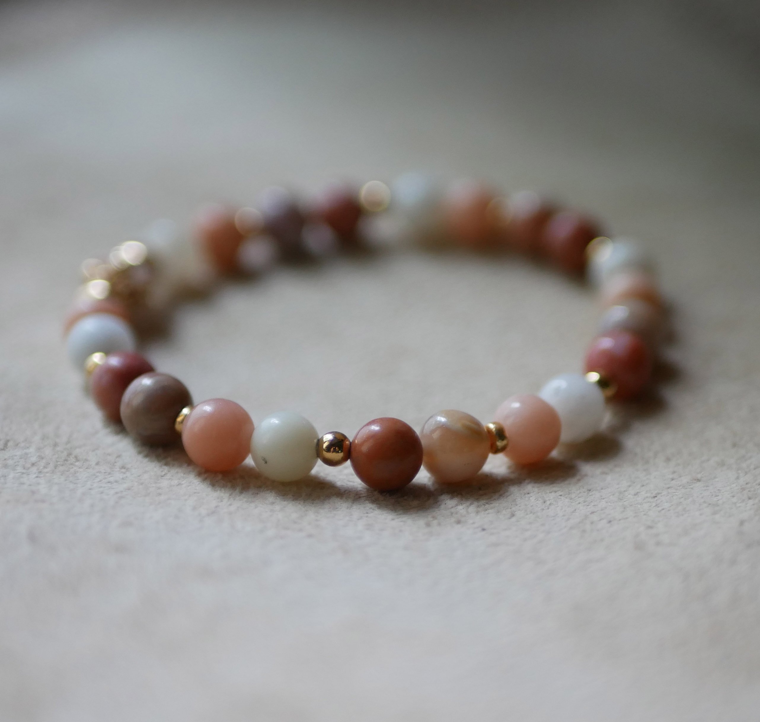 Bracelet with pink and white Aventurine natural stone beads and golden pearls