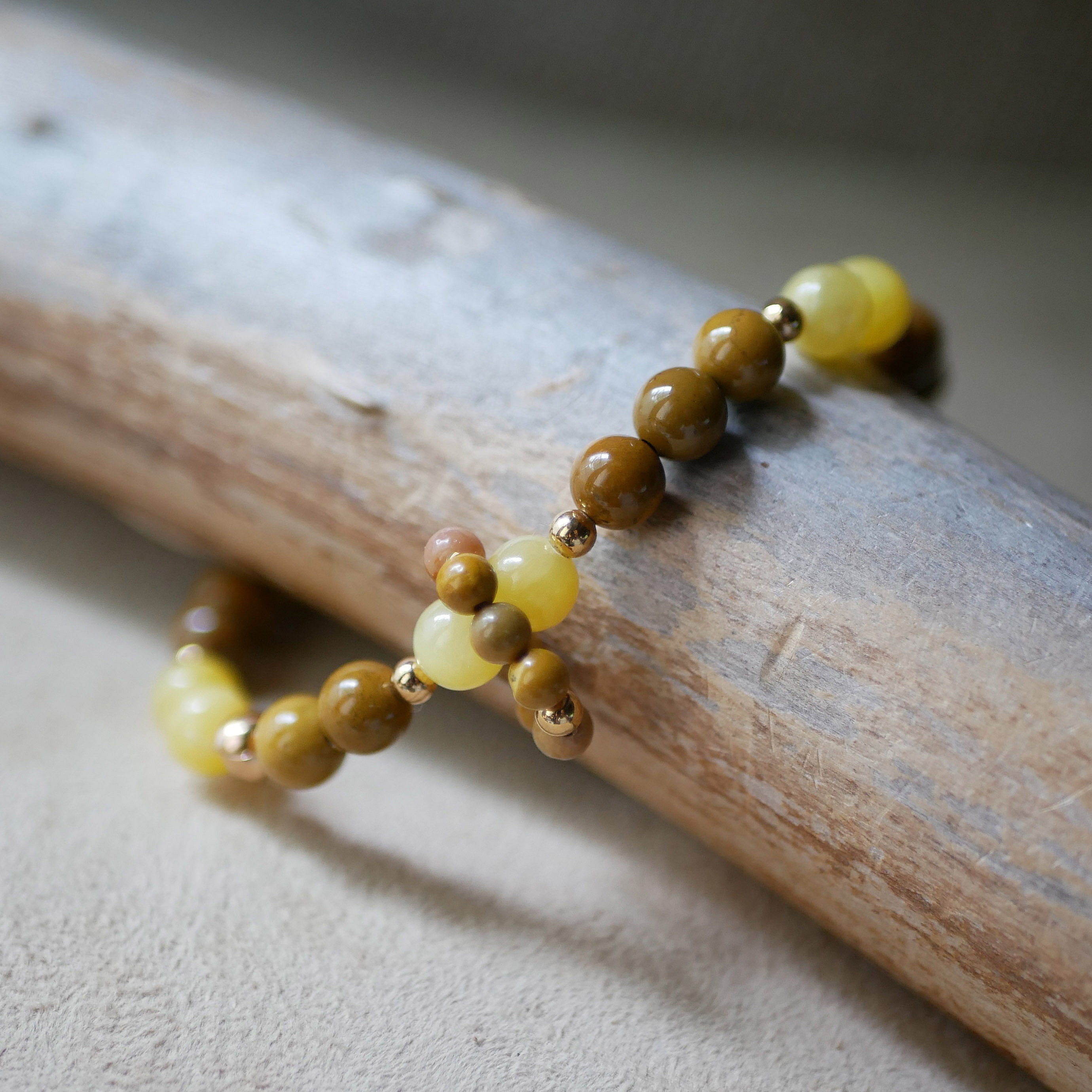 Yellow jade and moka&iuml;te natural stone beads bracelet with mini beads ring