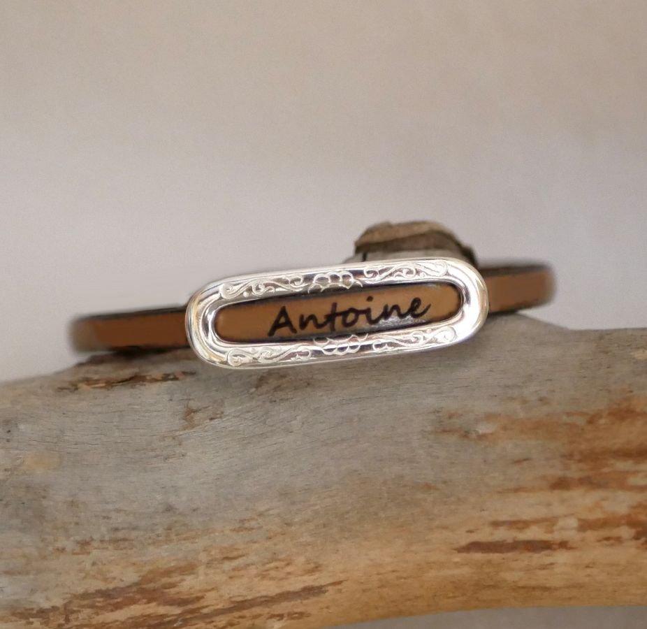 Bracelet with personalized name by engraving on leather 