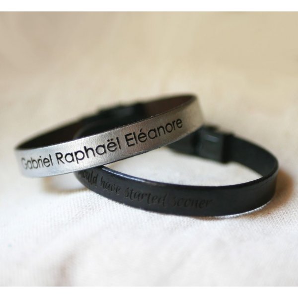 Adjustable leather bracelet with black clasp to personalize by engraving 
