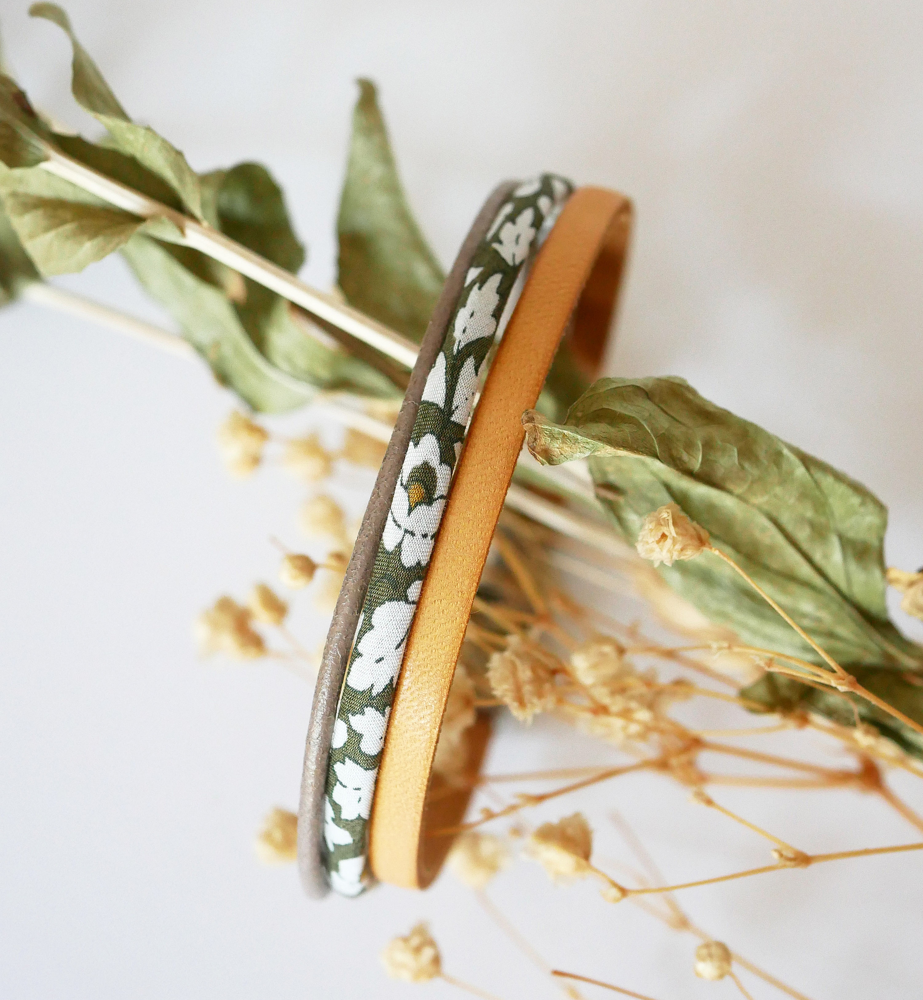 Trio de cuirs et cordon Liberty kakis flowers bracelet