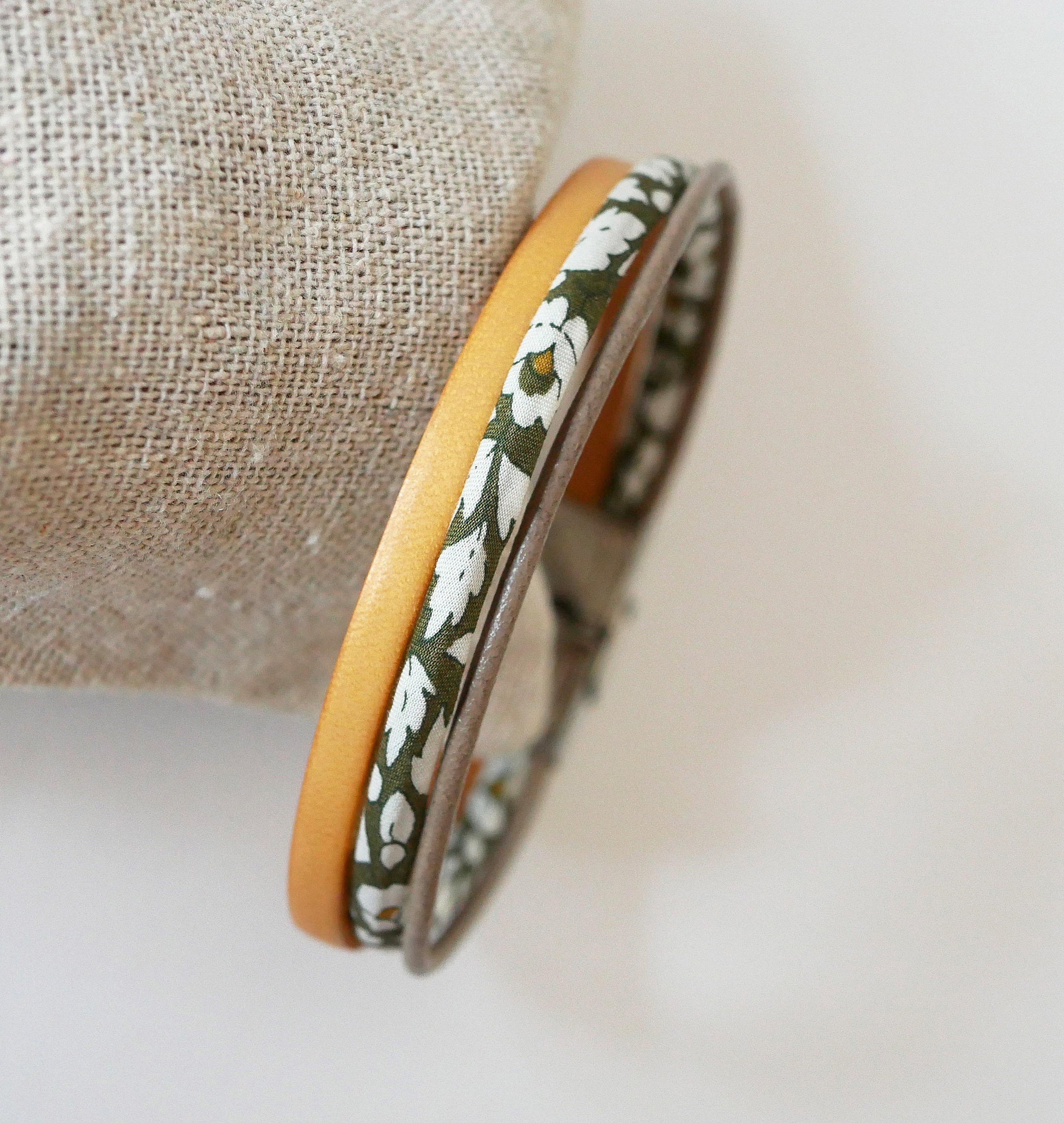 Trio de cuirs et cordon Liberty kakis flowers bracelet