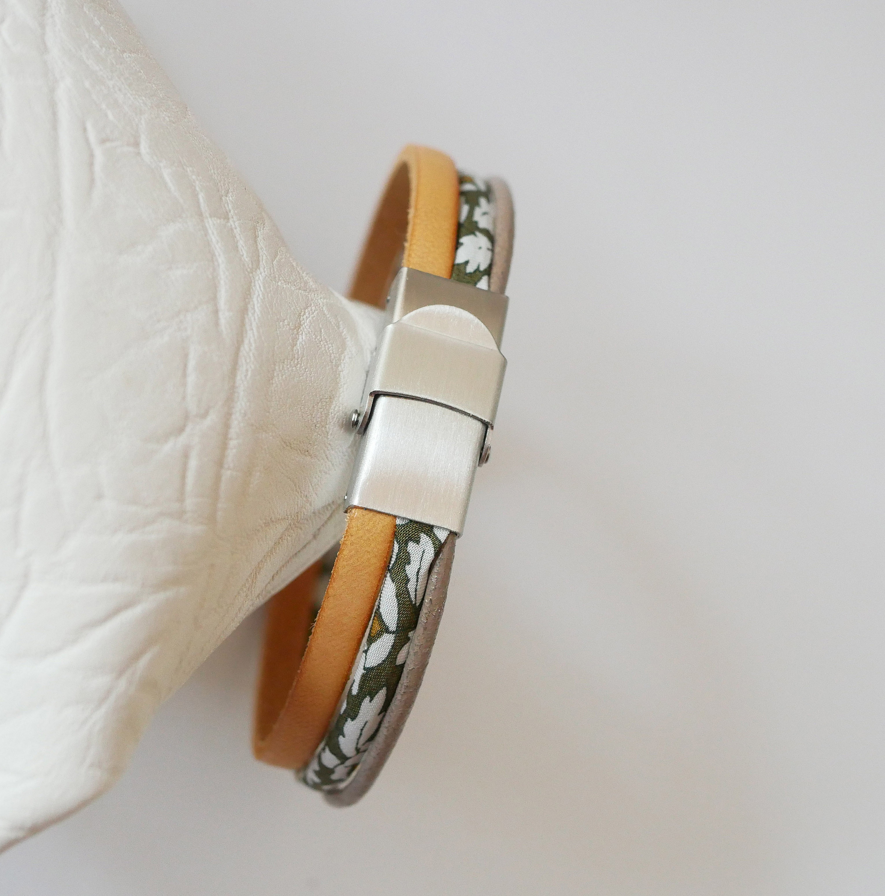 Trio de cuirs et cordon Liberty kakis flowers bracelet