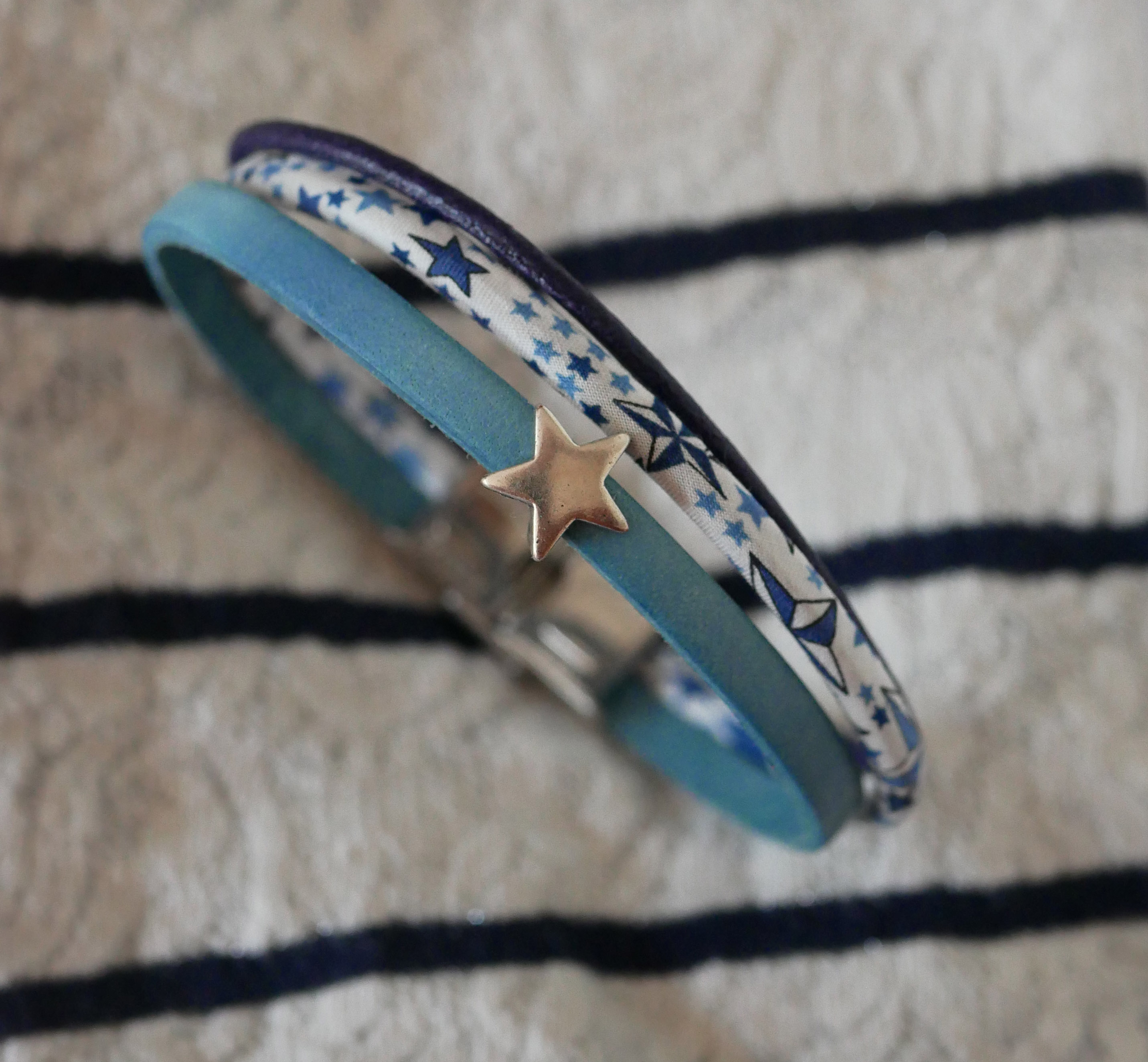 Bracelet Trio de cuirs et cordon Liberty étoiles bleues