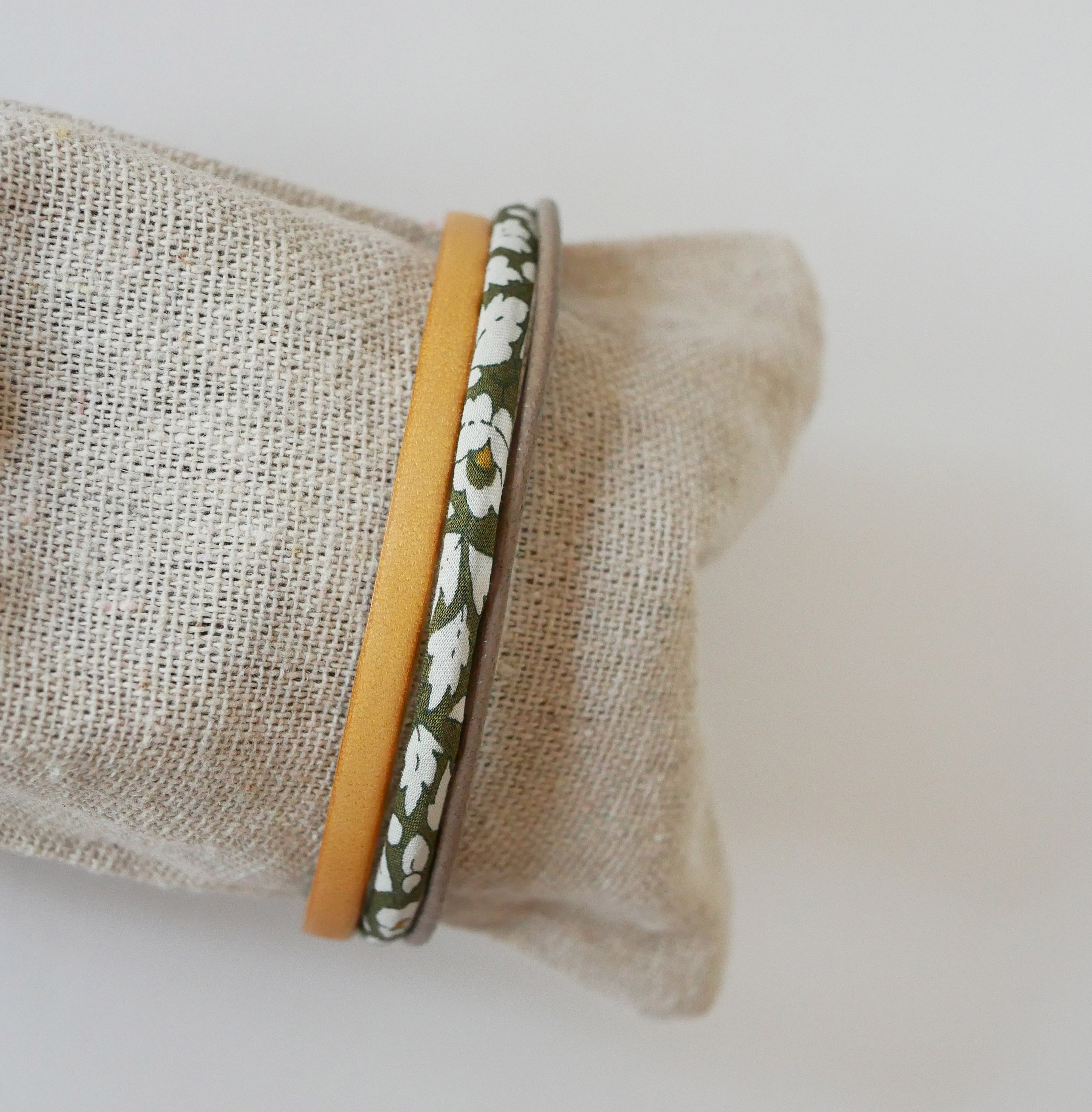Bracelet Trio de cuirs et cordon Liberty fleurs kakis