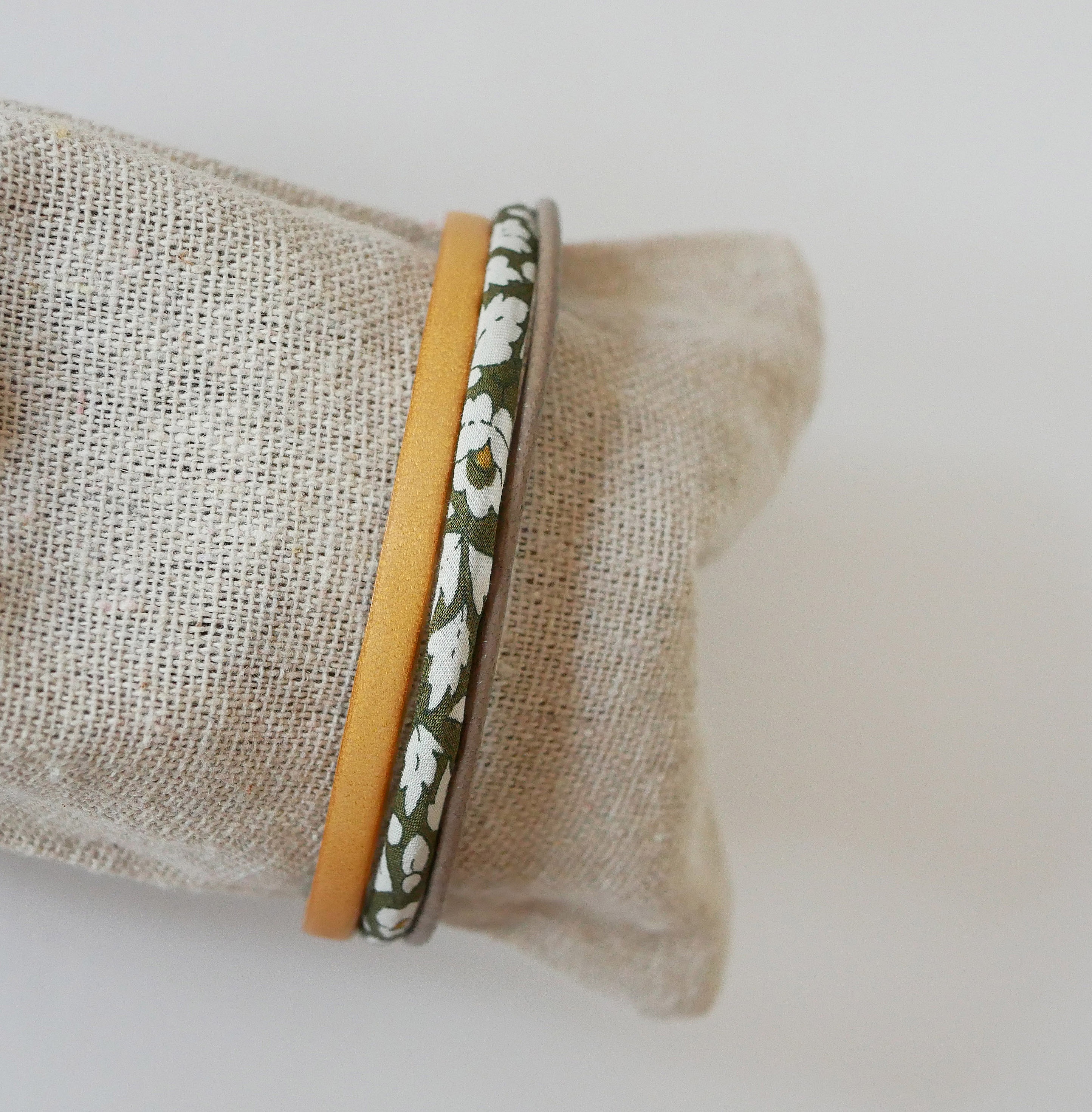 Trio de cuirs et cordon Liberty kakis flowers bracelet