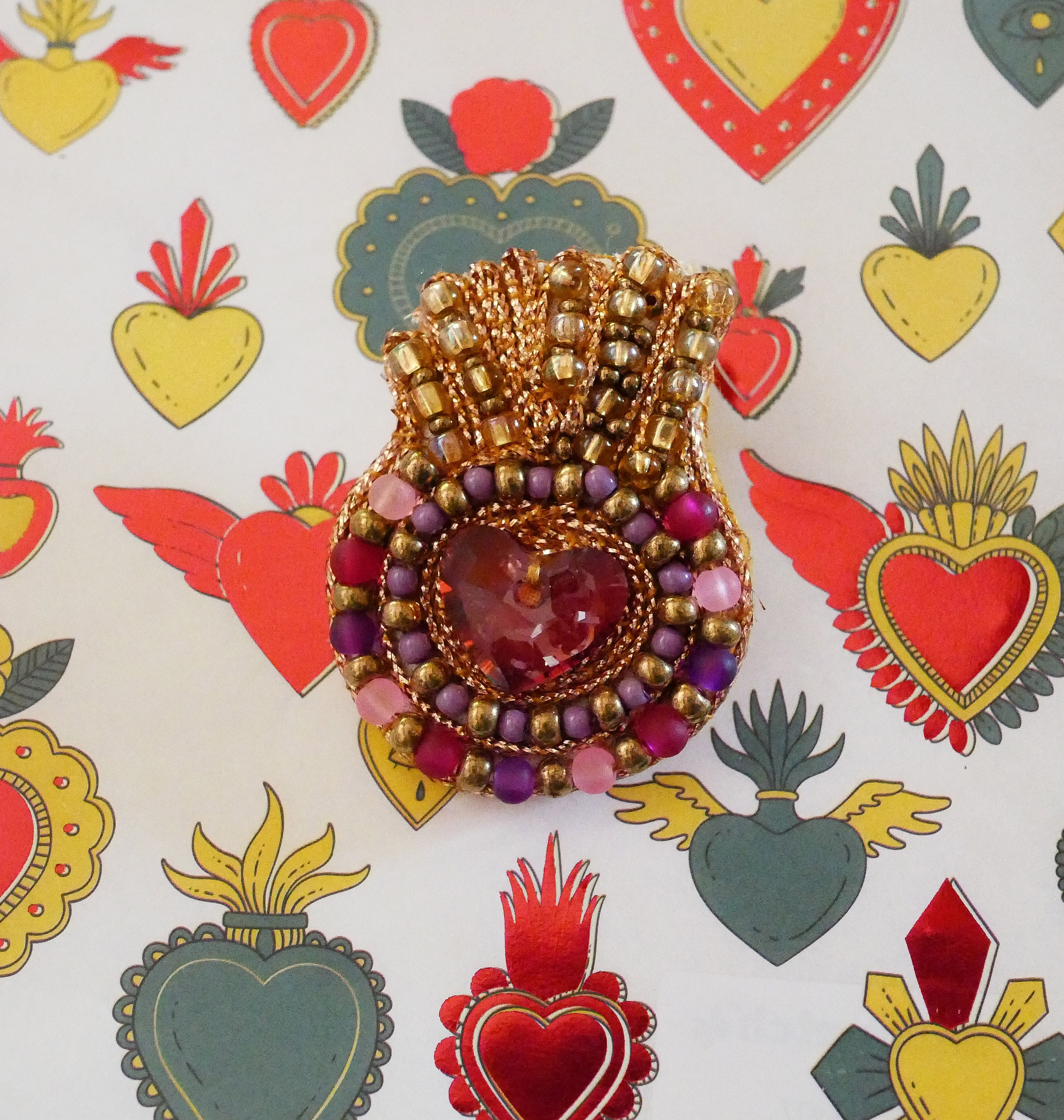 Broche ex-voto Sacr&eacute; Coeur en perles et coeur cristal Swarovski