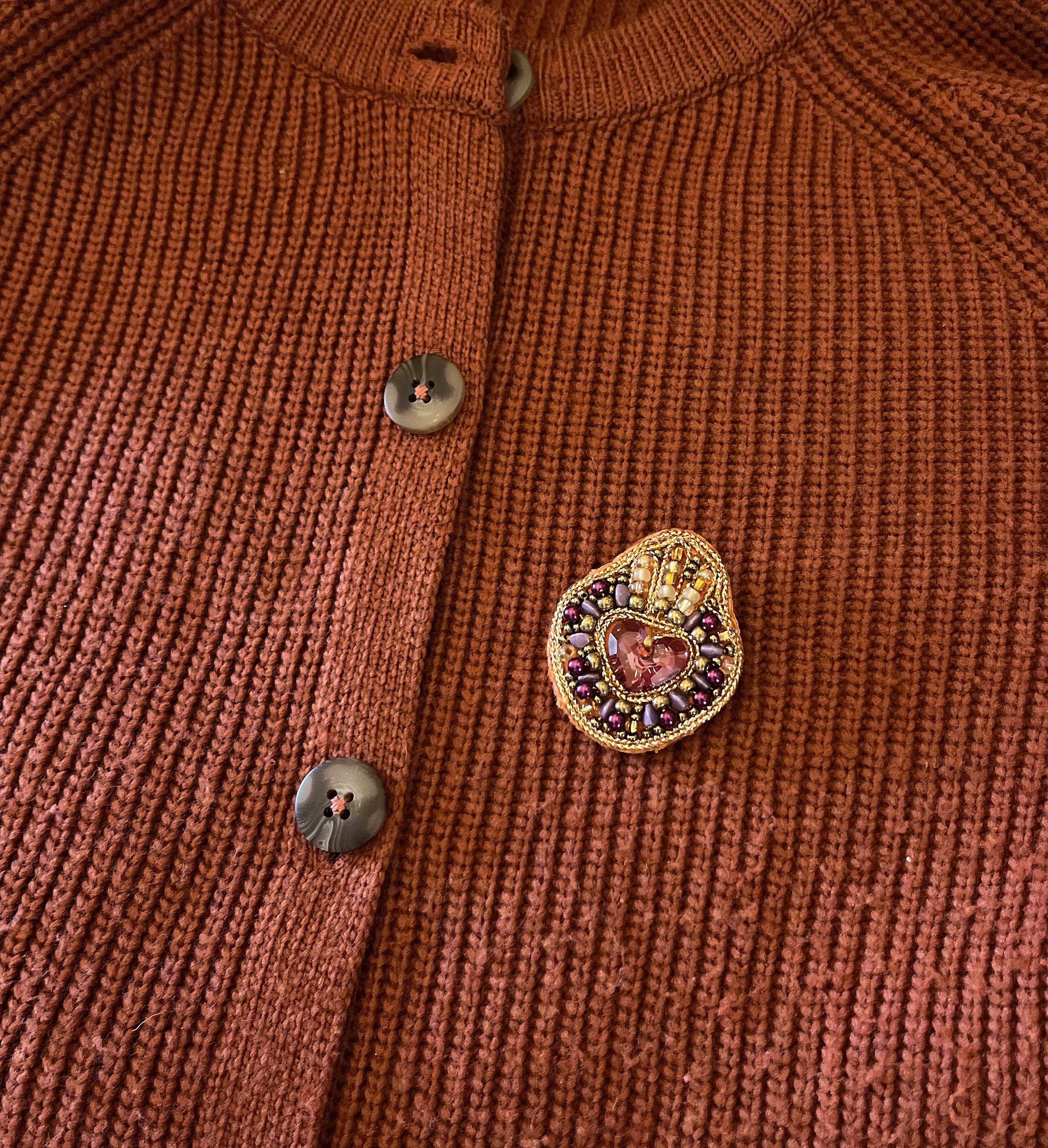 Broche ex-voto Sacr&eacute; Coeur en perles et coeur cristal Swarovski