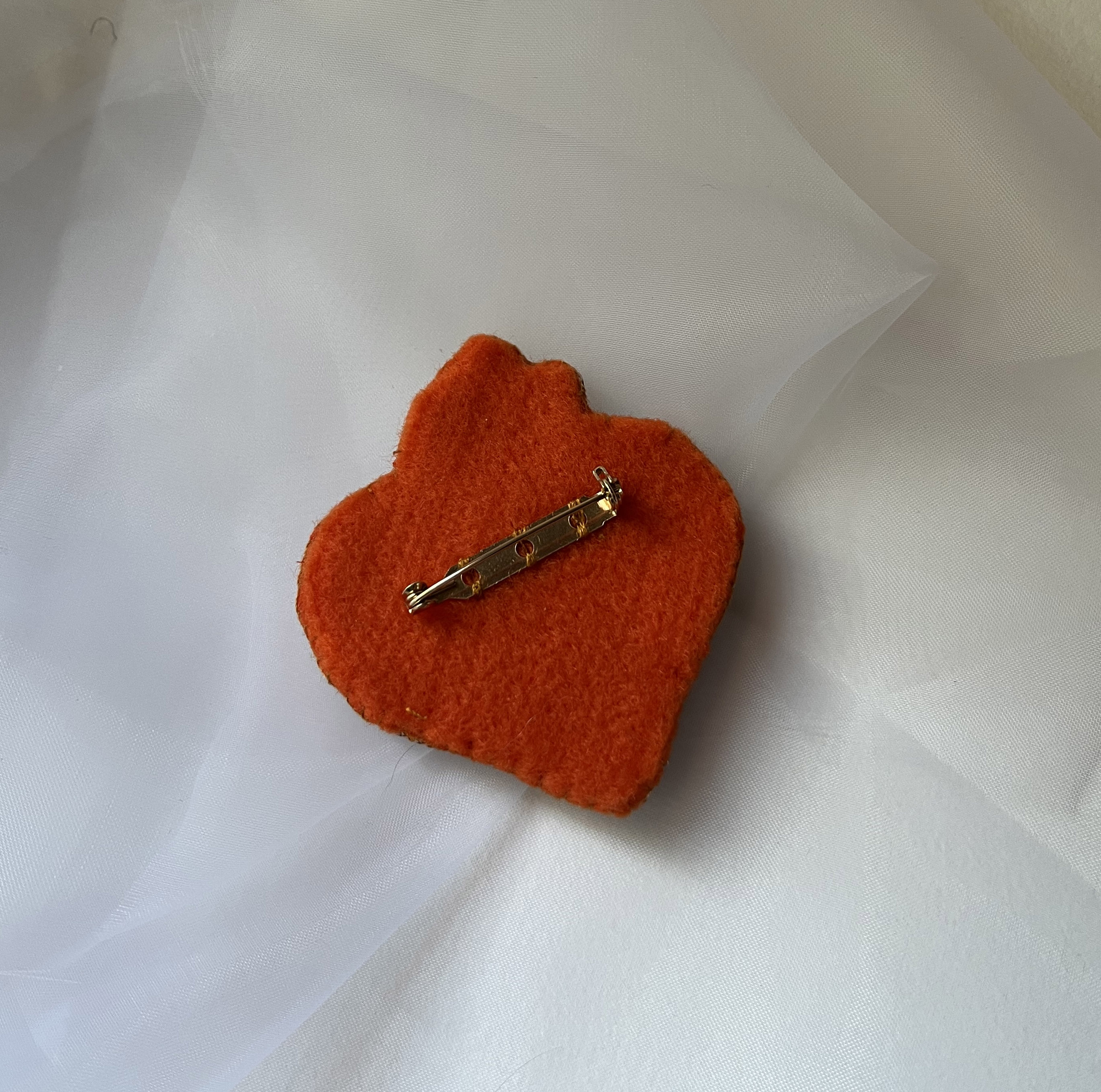 Broche ex-voto Sacré Coeur en perles au message gravé Gratitude