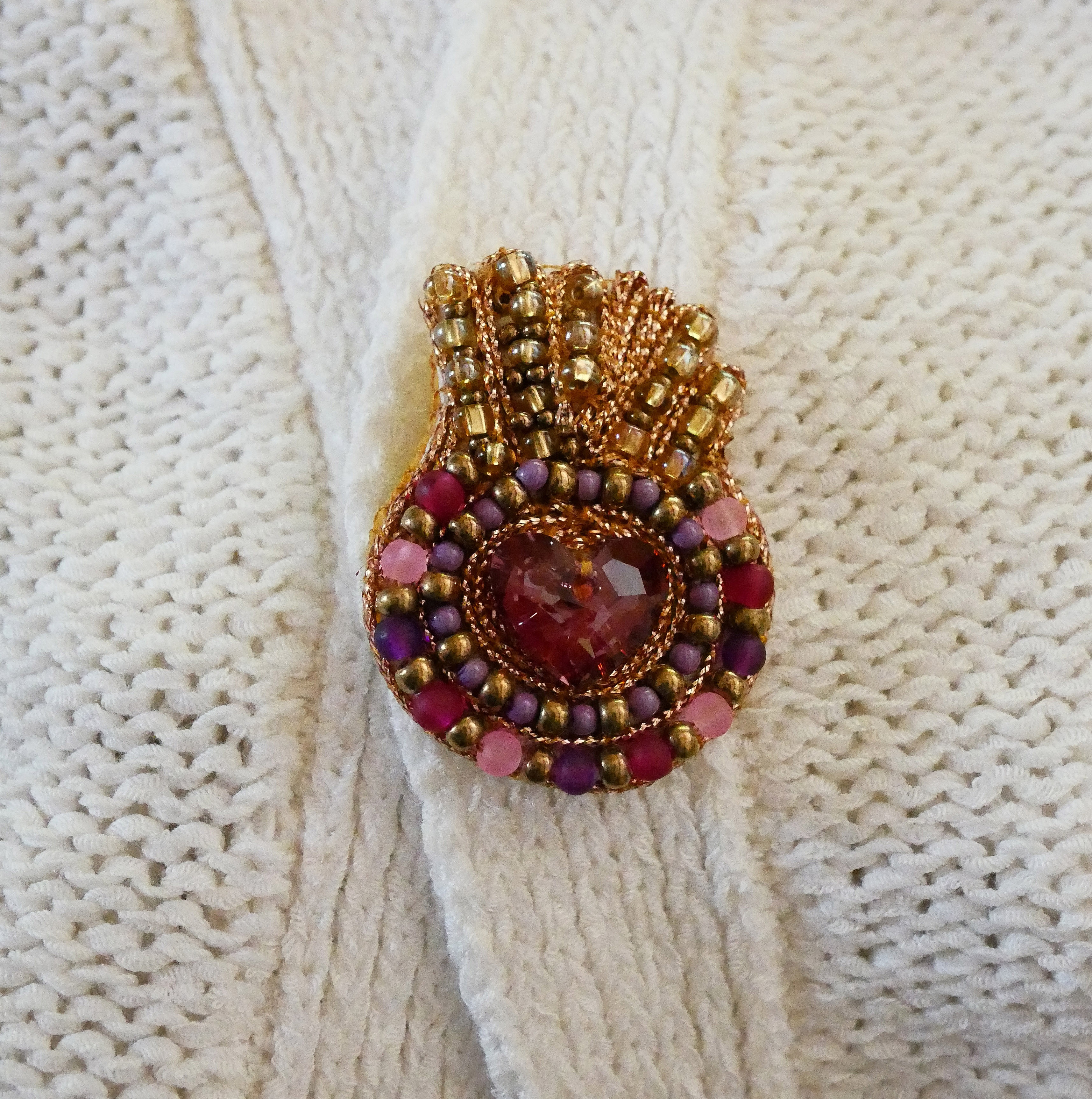 Broche ex-voto Sacr&eacute; Coeur en perles et coeur cristal Swarovski