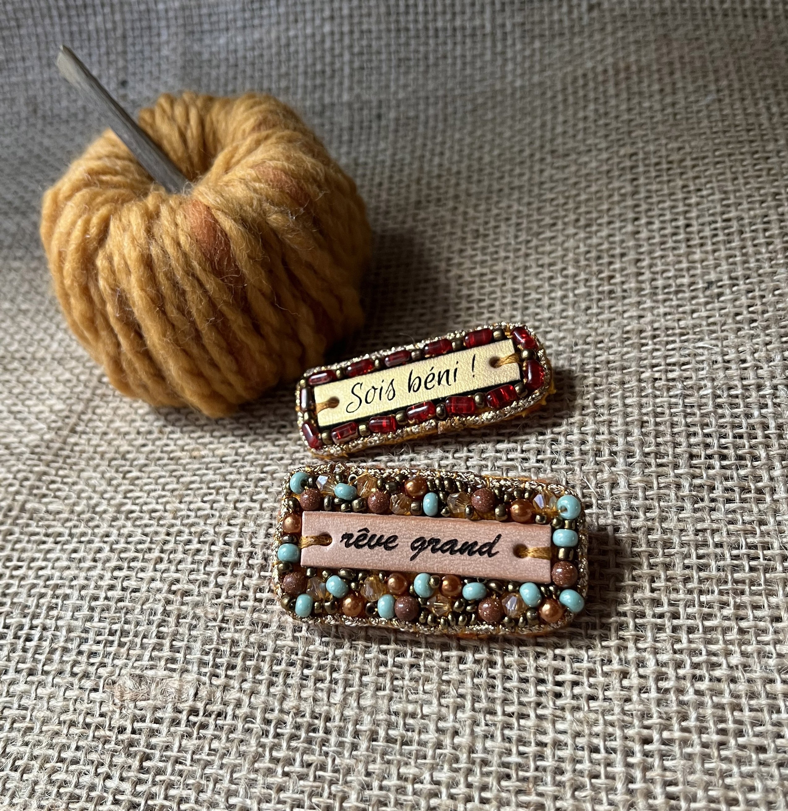 Broche en perles dorées à message en cuir gravé "rêve grand"