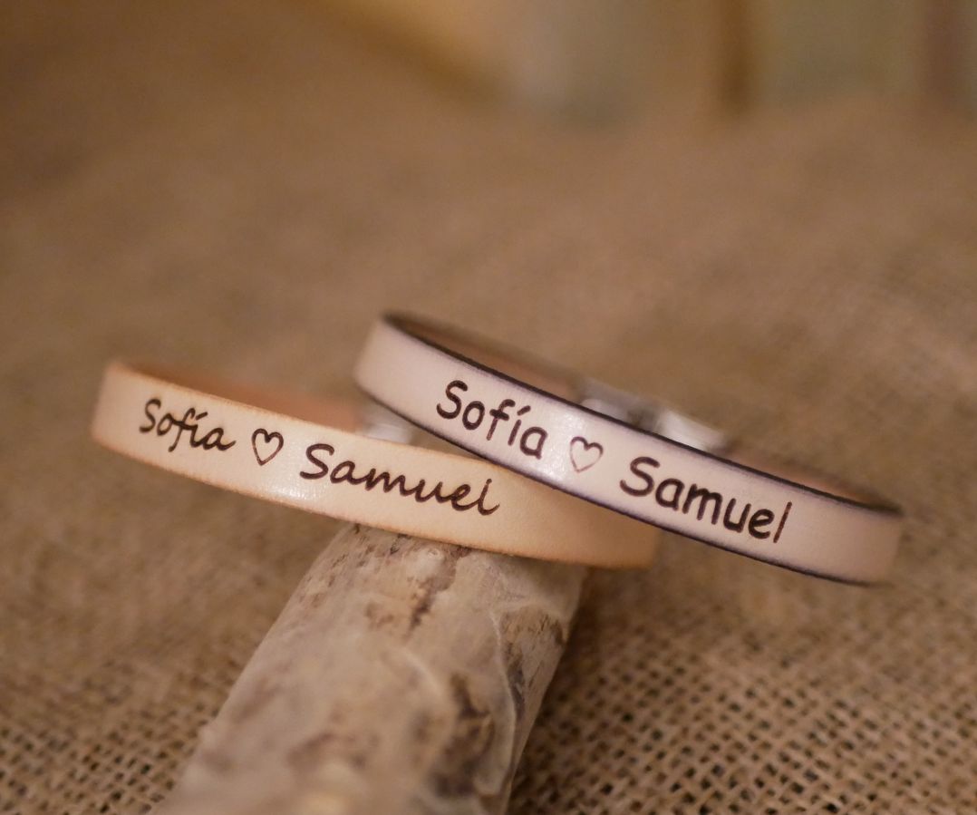 Engraved gift for couples: 2 personalized leather bracelets by engraving 