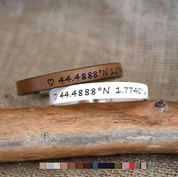 Bracelets personnalisés en cuir avec coordonnées géographiques gravées.