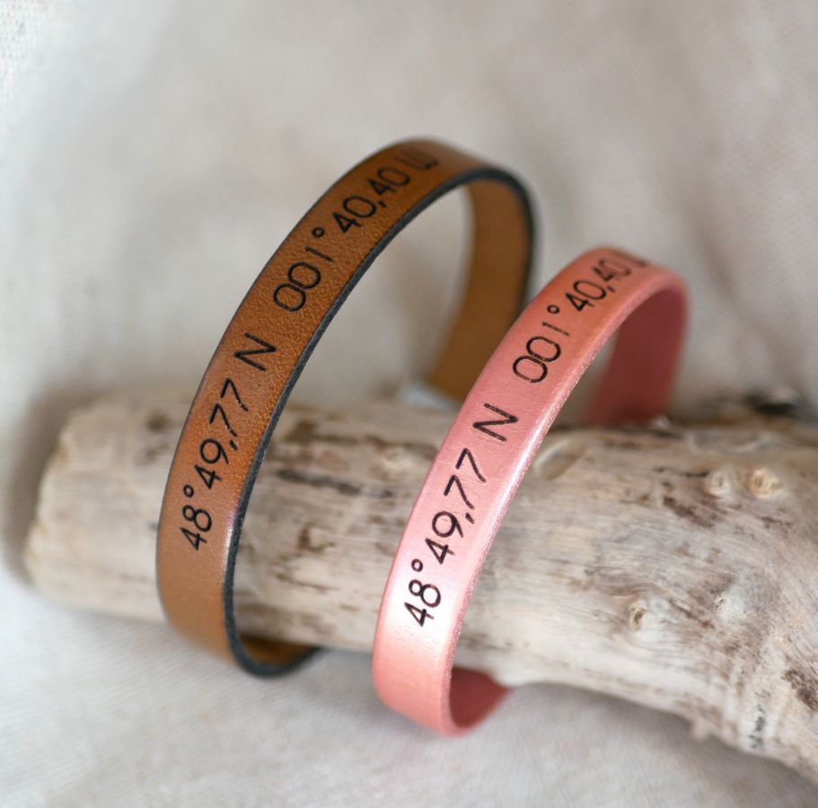 Engraved gift for couples: 2 personalized leather bracelets by engraving 