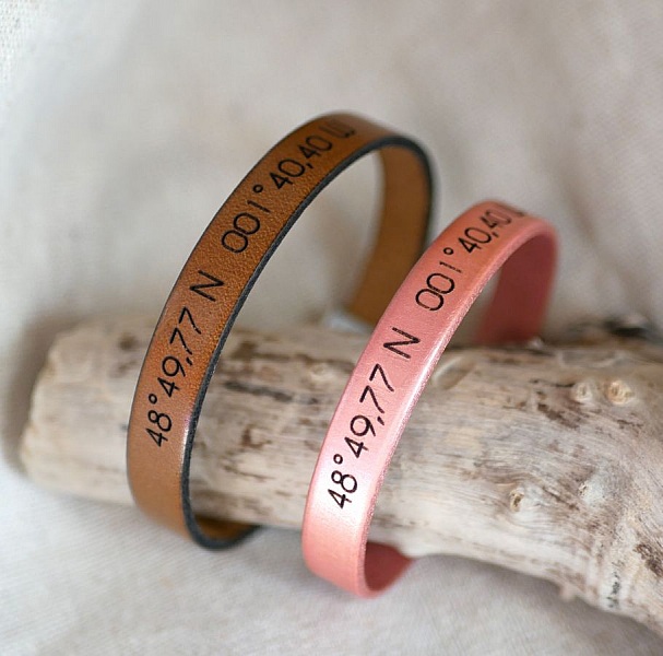 Bracelets en cuir personnalisés avec coordonnées géographiques gravées.