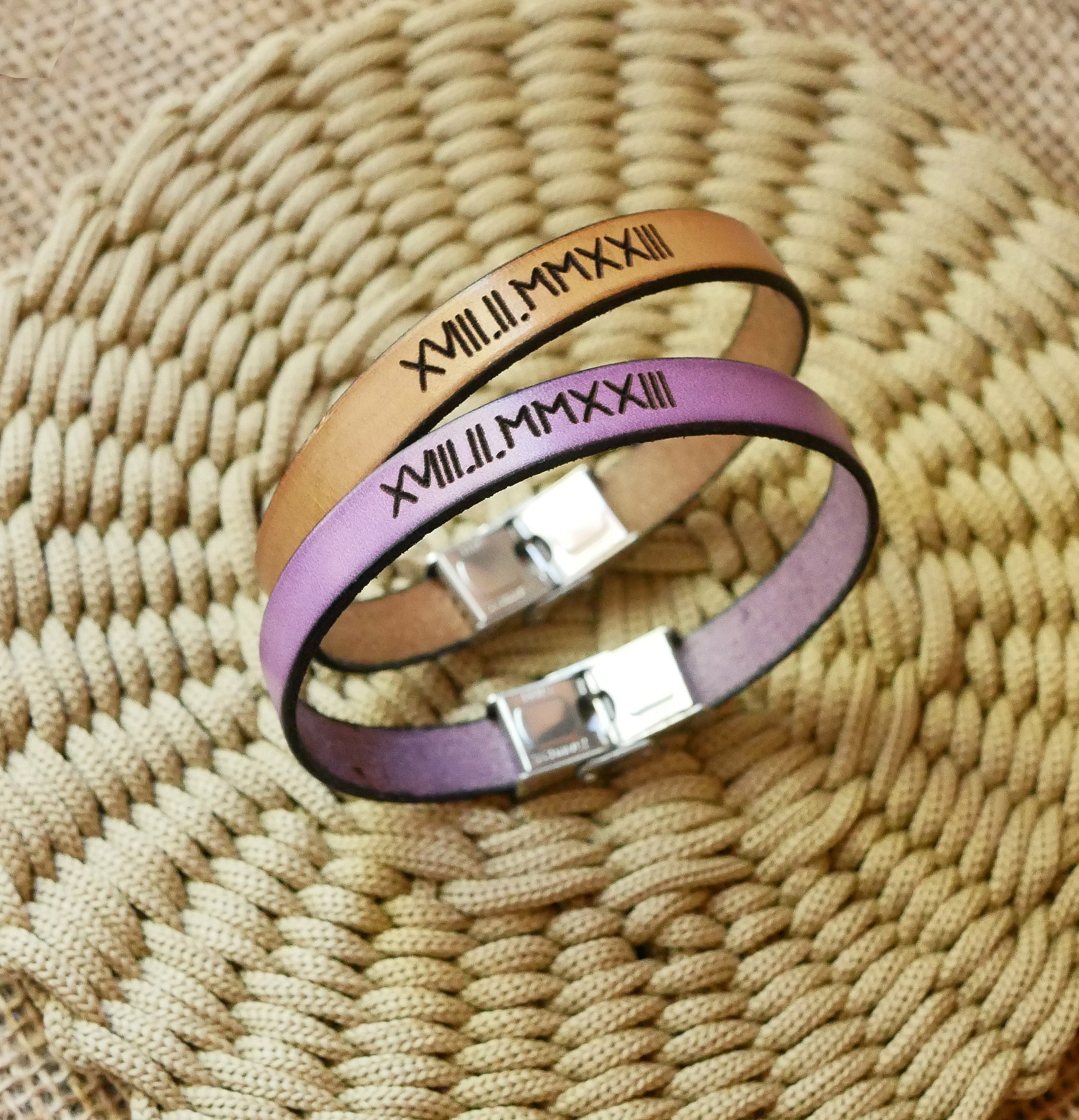 Bracelets en cuir personnalisés avec dates en chiffres romains.