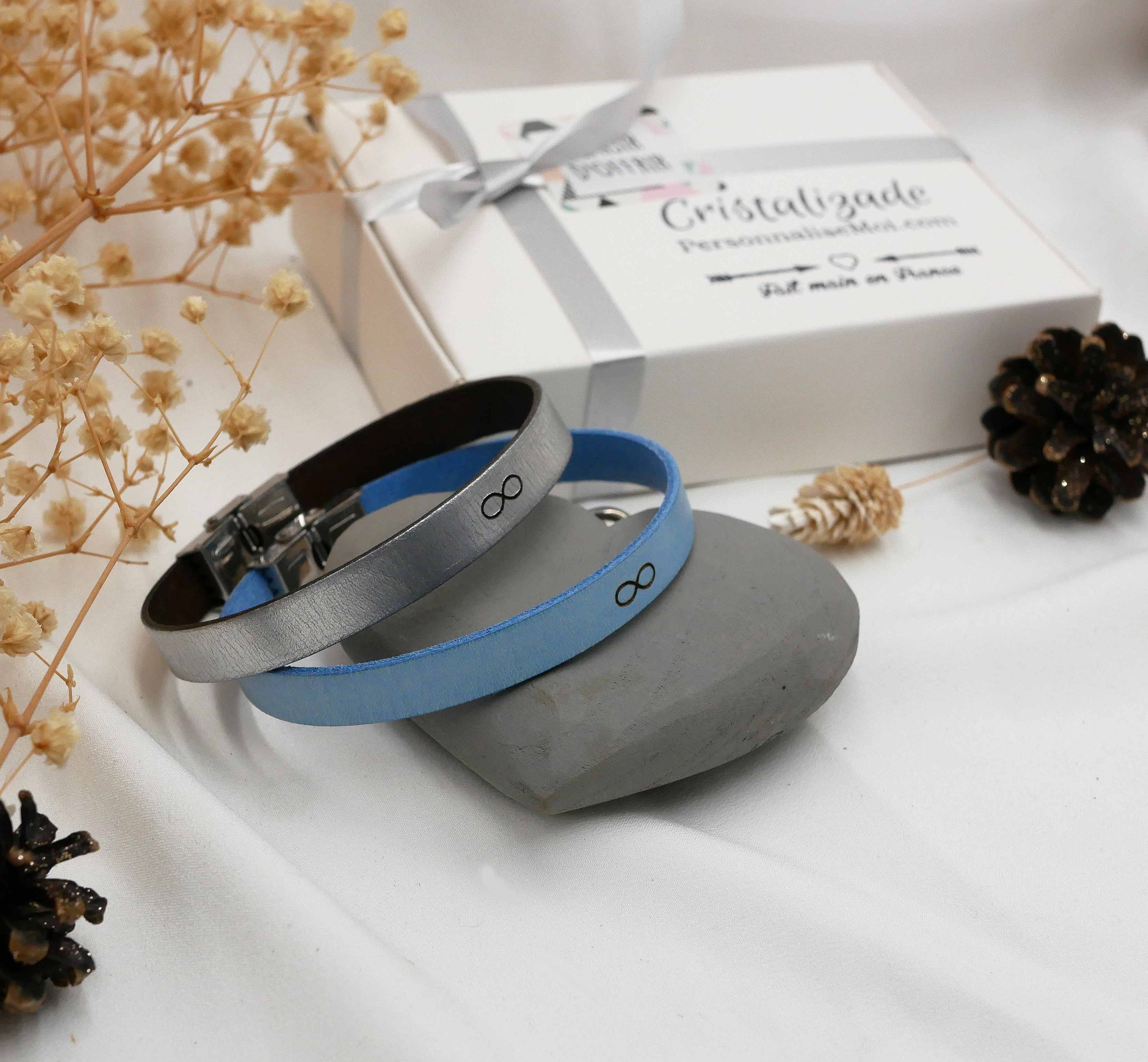 Bracelets en cuir personnalisés avec symbole infini dans coffret cadeau.