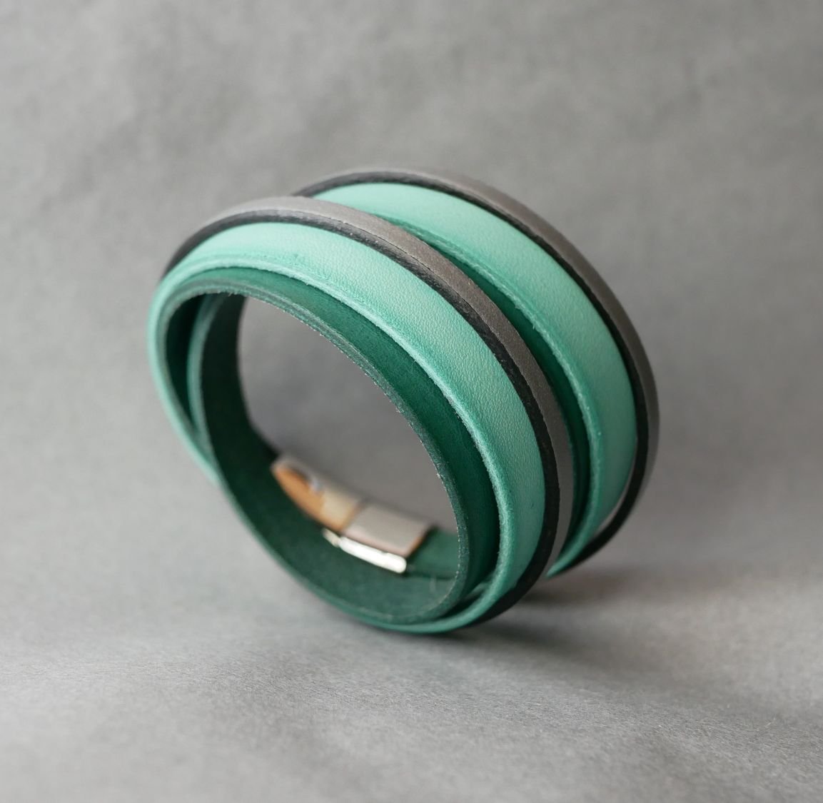 Customized green and silver leather double-turn cuff bracelet  