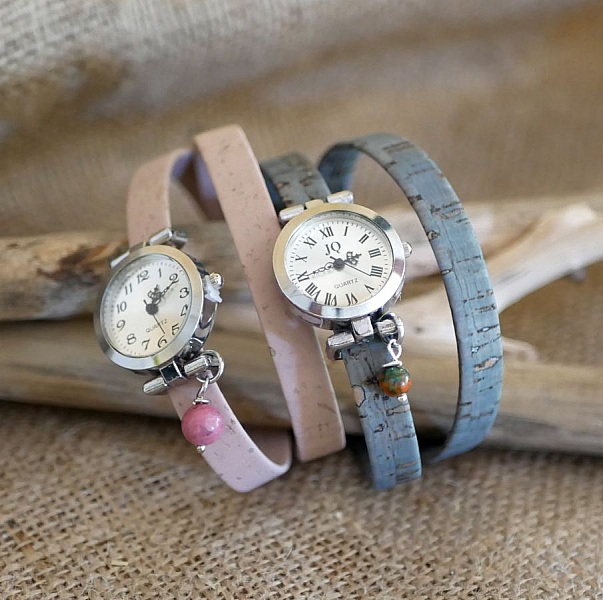 Montres argentées avec bracelet double tour en liège naturel.