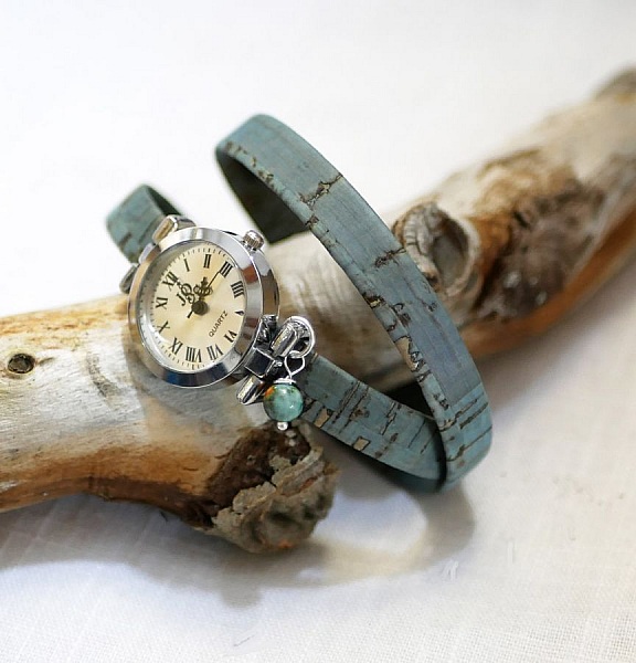 Montre argent avec bracelet deux tours en liège bleu.