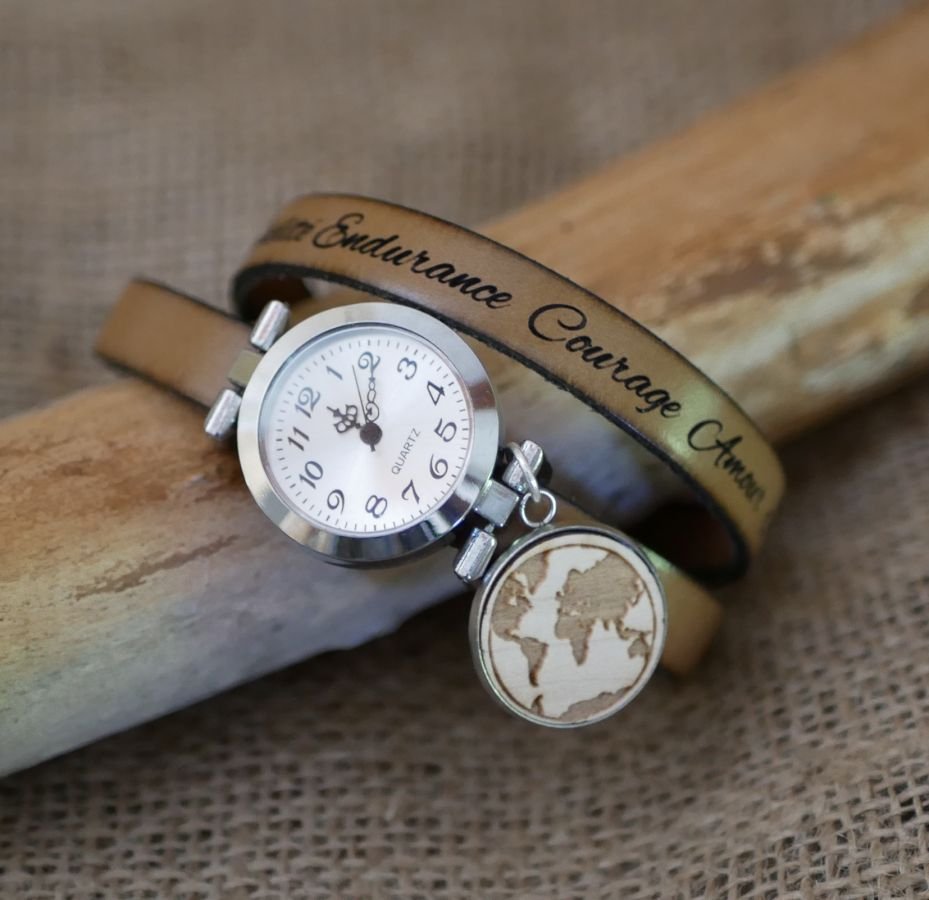 Engraved wood cabochon watch with double leather strap 