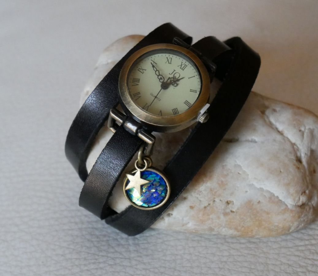 Watch with leather strap cabochon blue scales