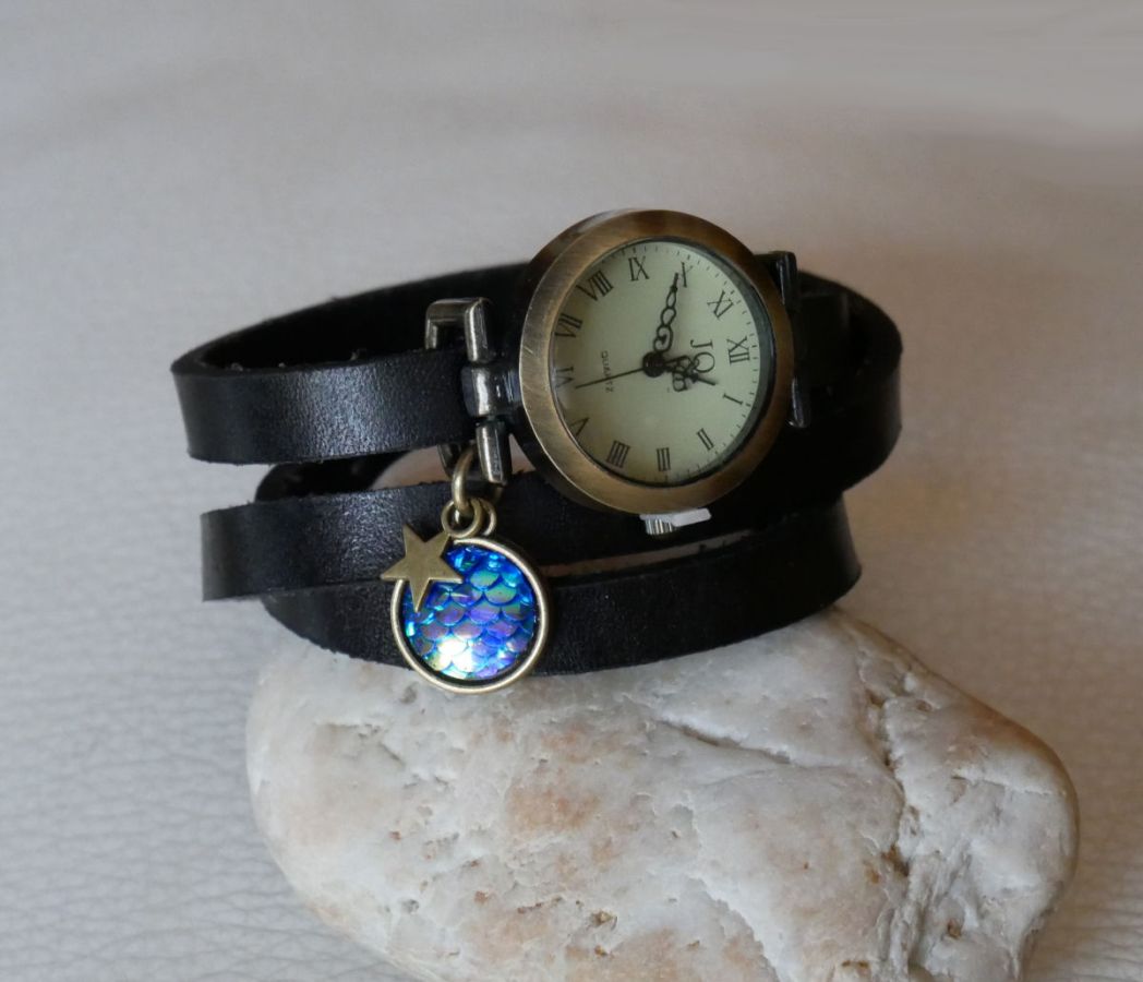 Watch with leather strap cabochon blue scales