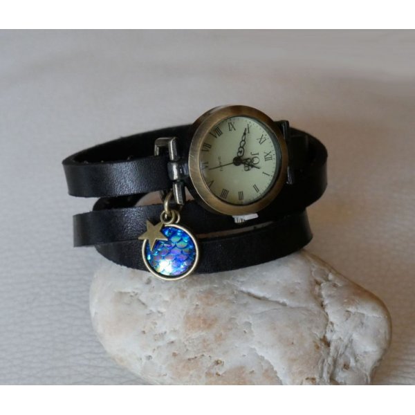 Watch with leather strap cabochon blue scales