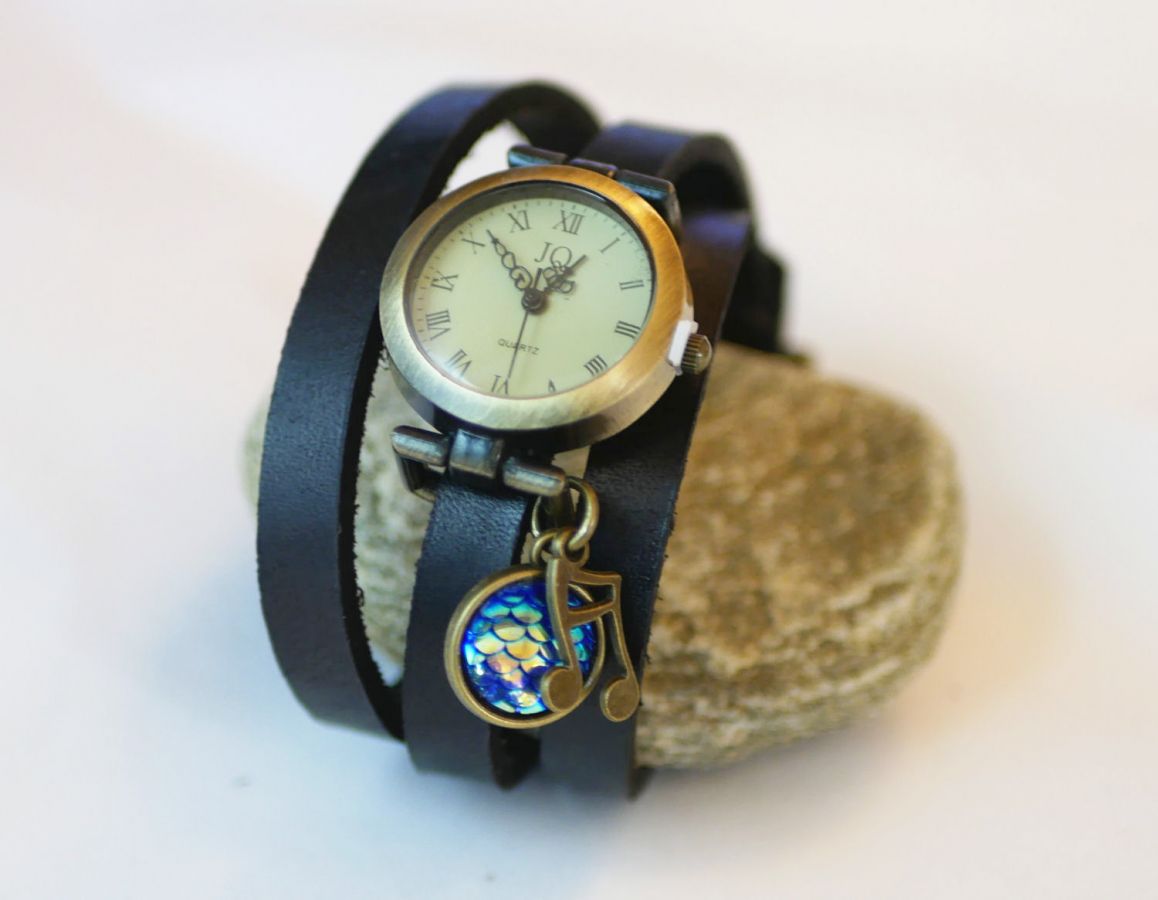 Watch with leather strap cabochon blue scales