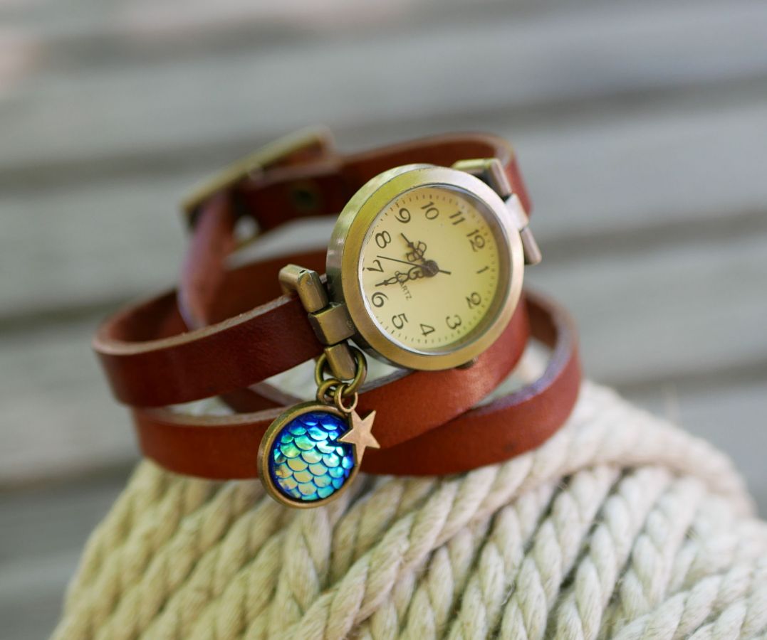 Watch with leather strap cabochon blue scales