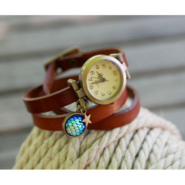 Watch with leather strap cabochon blue scales