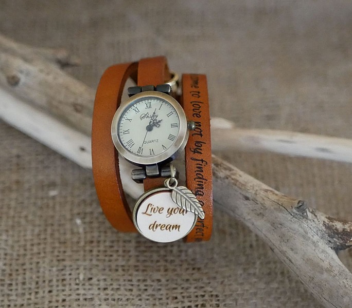 Montre bracelet en cuir avec cabochon gravé personnalisable.