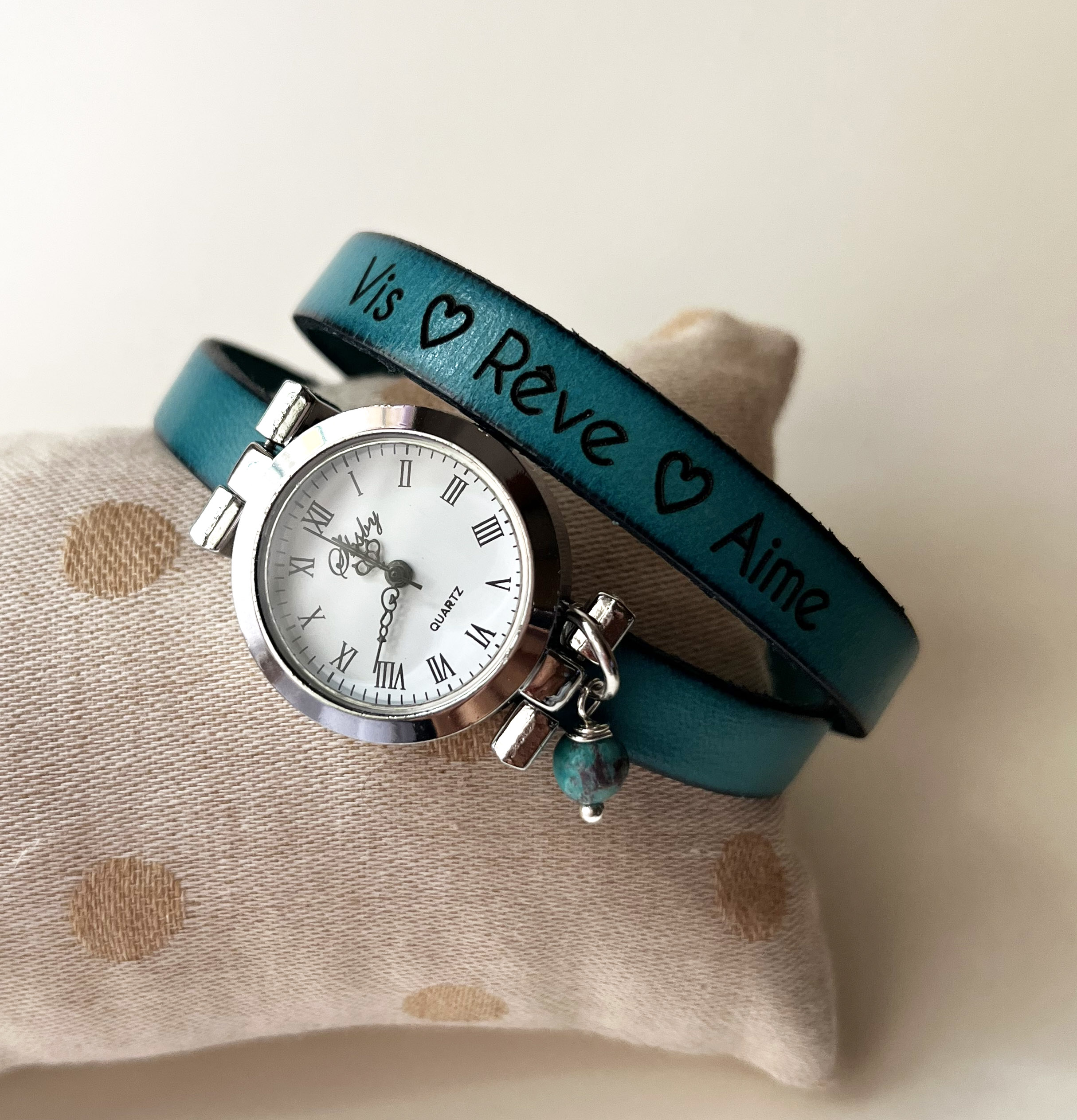 Montre bracelet en cuir bleu personnalisable avec gravure.