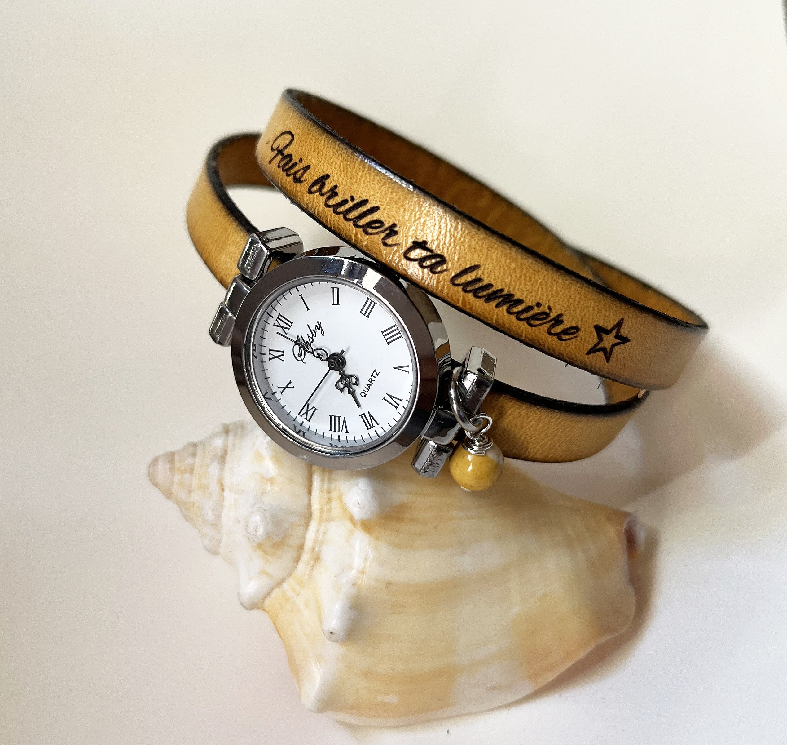 Montre bracelet en cuir personnalisable avec inscription gravée.