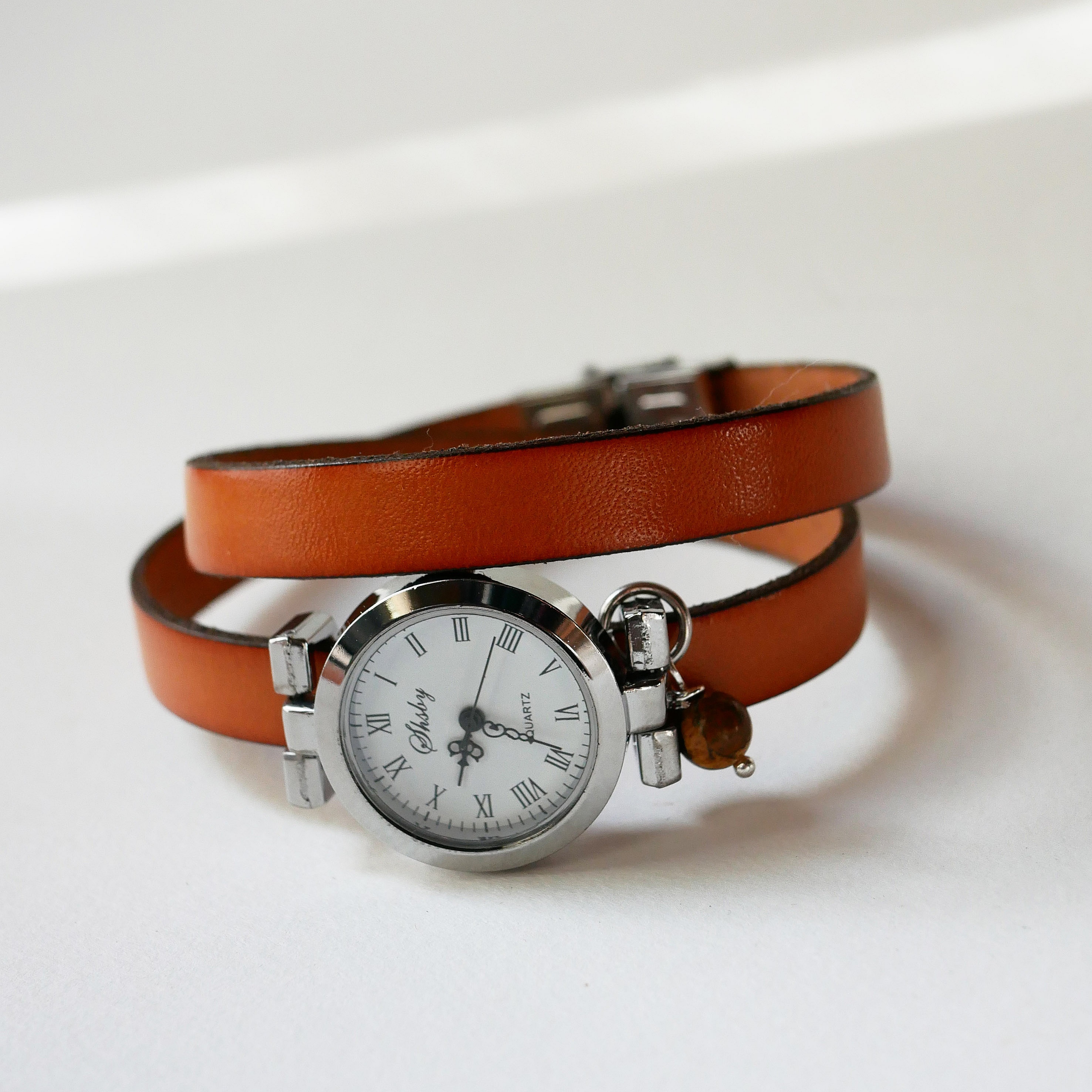 Montre femme personnalisable avec bracelet en cuir marron.