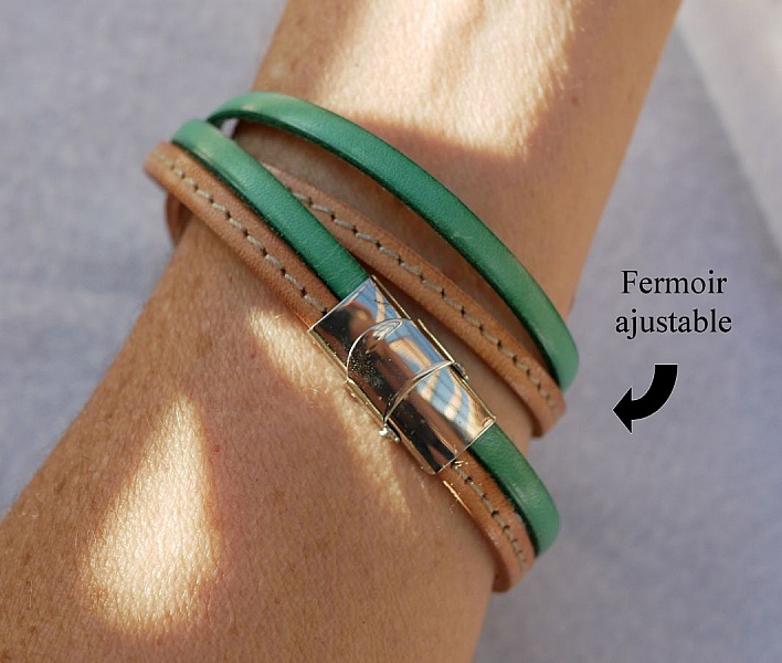Bracelet personnalisable en cuir vert et beige avec fermoir ajustable.