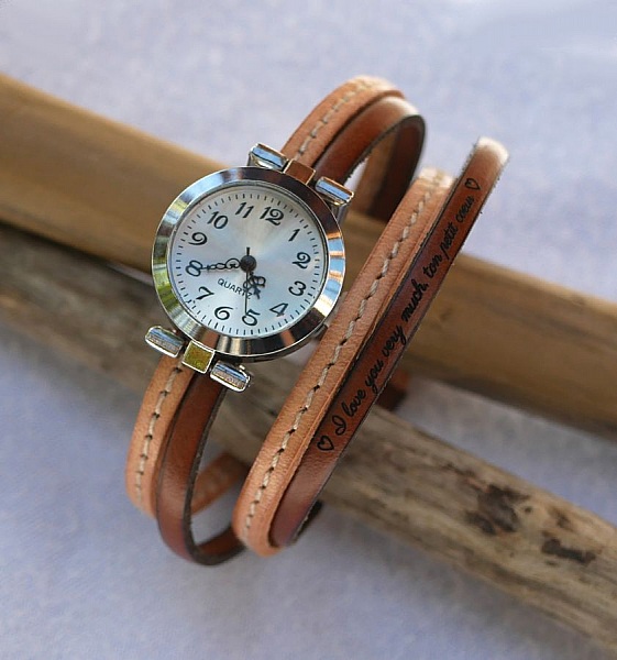 Montre bracelet en cuir personnalisable avec gravure message.