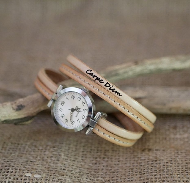 Montre bracelet en cuir personnalisable avec gravure Carpe Diem.