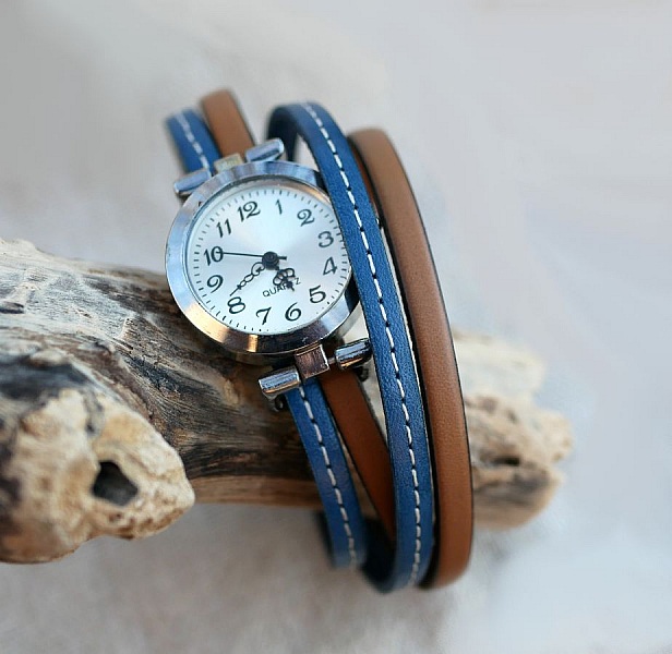 Montre bracelet personnalisable en cuir bleu et marron.
