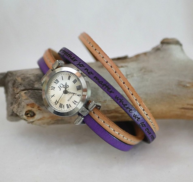 Montre bracelet en cuir personnalisable avec message gravé.