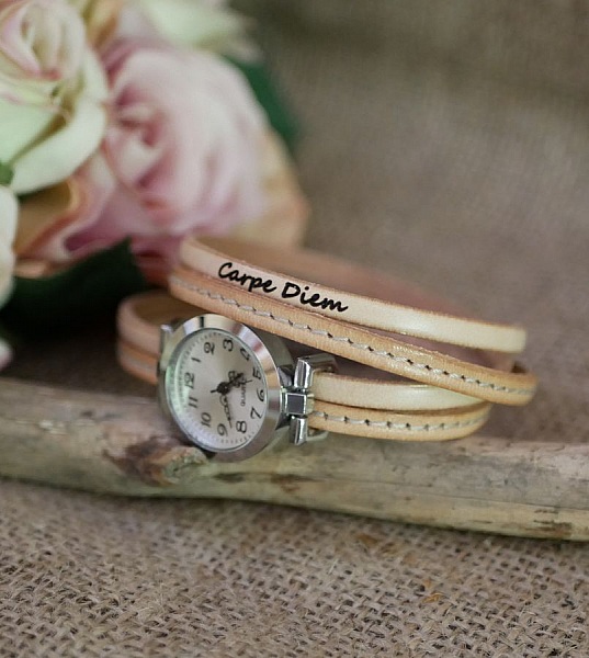 Montre bracelet en cuir personnalisable avec inscription Carpe Diem.