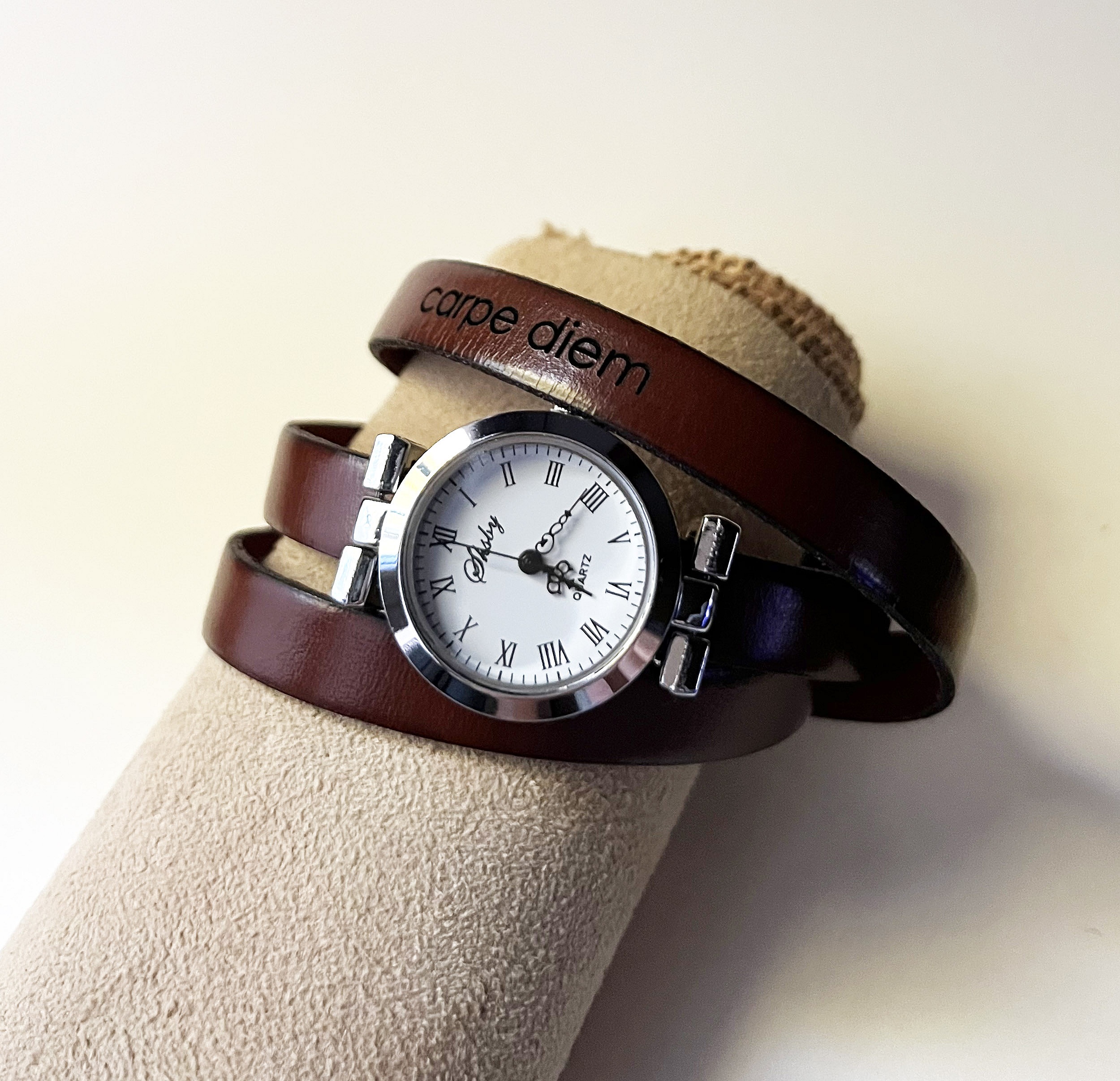 Montre bracelet en cuir marron personnalisable avec inscription.