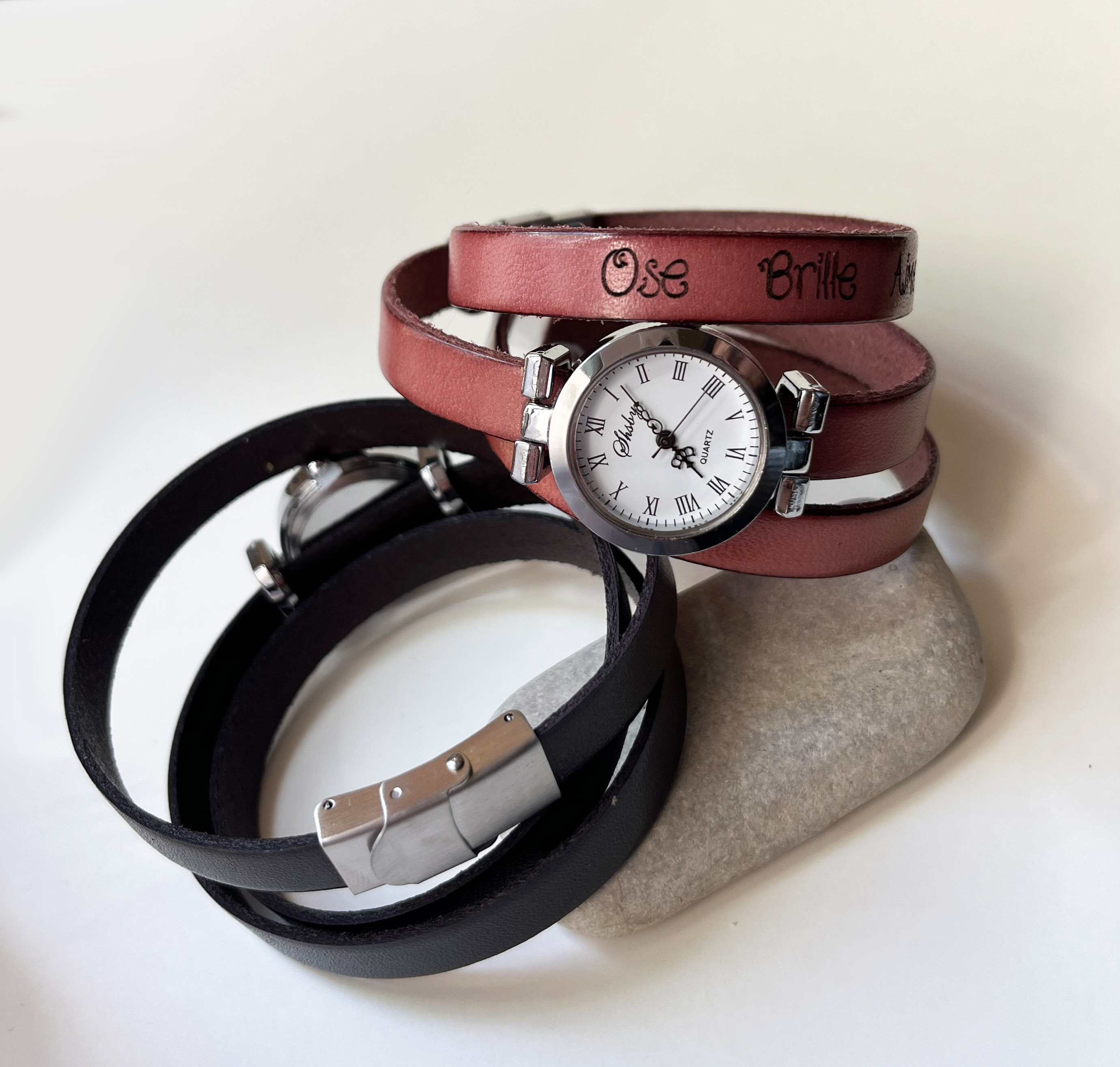 Montre bracelet en cuir personnalisable avec gravure.