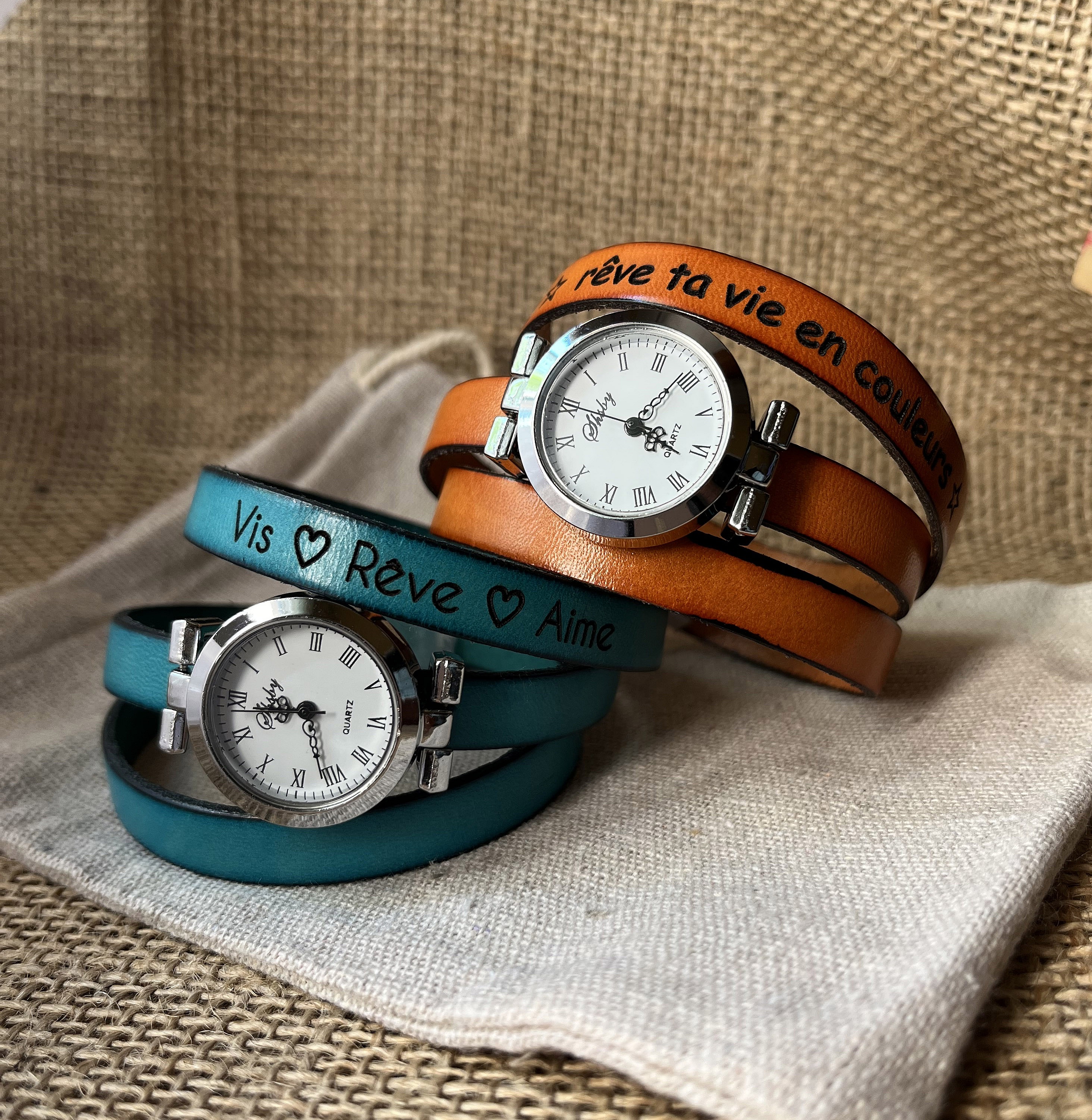 Montres bracelets en cuir personnalisables avec messages gravés.