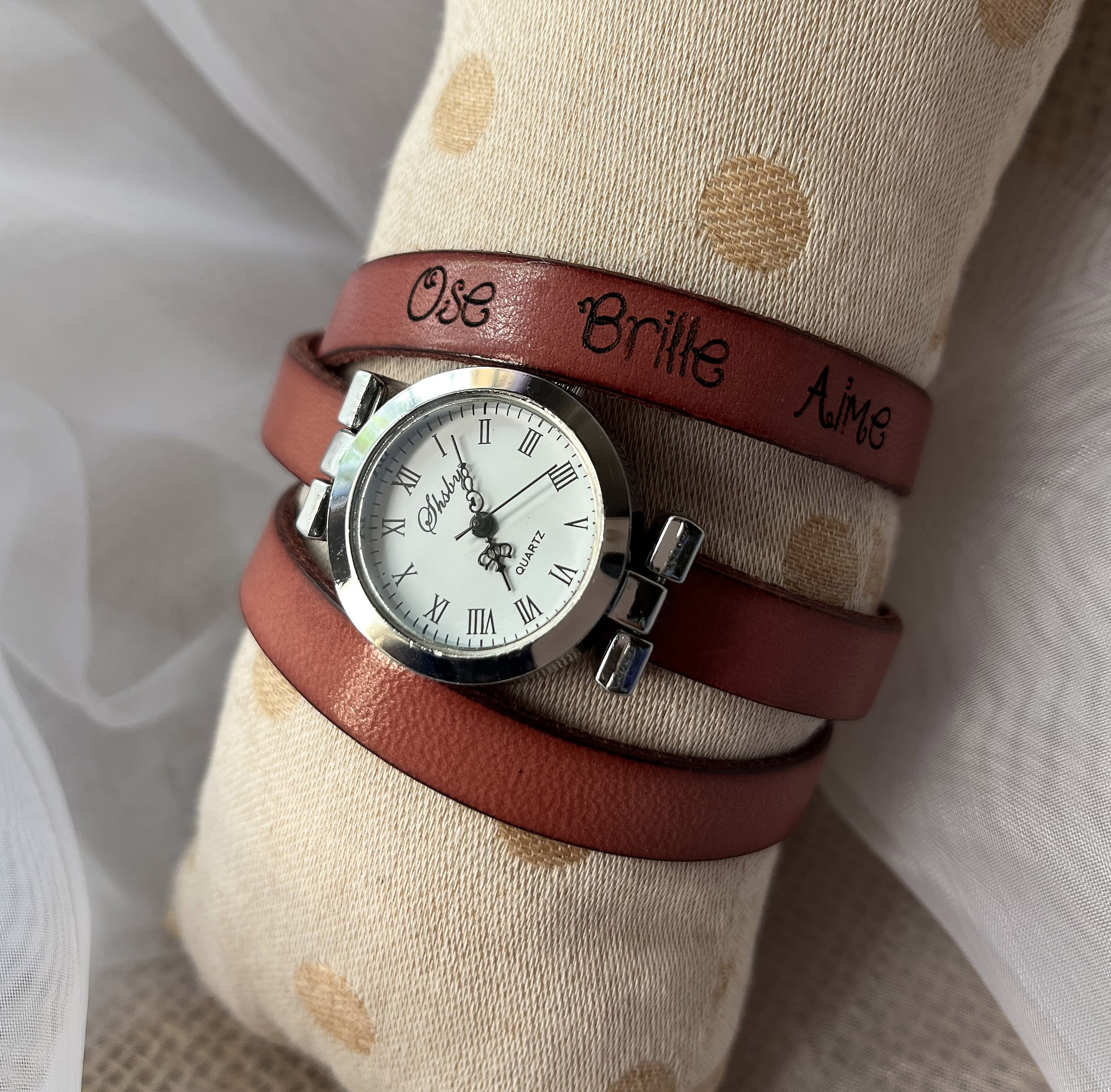 Montre bracelet en cuir personnalisable avec inscription gravée.