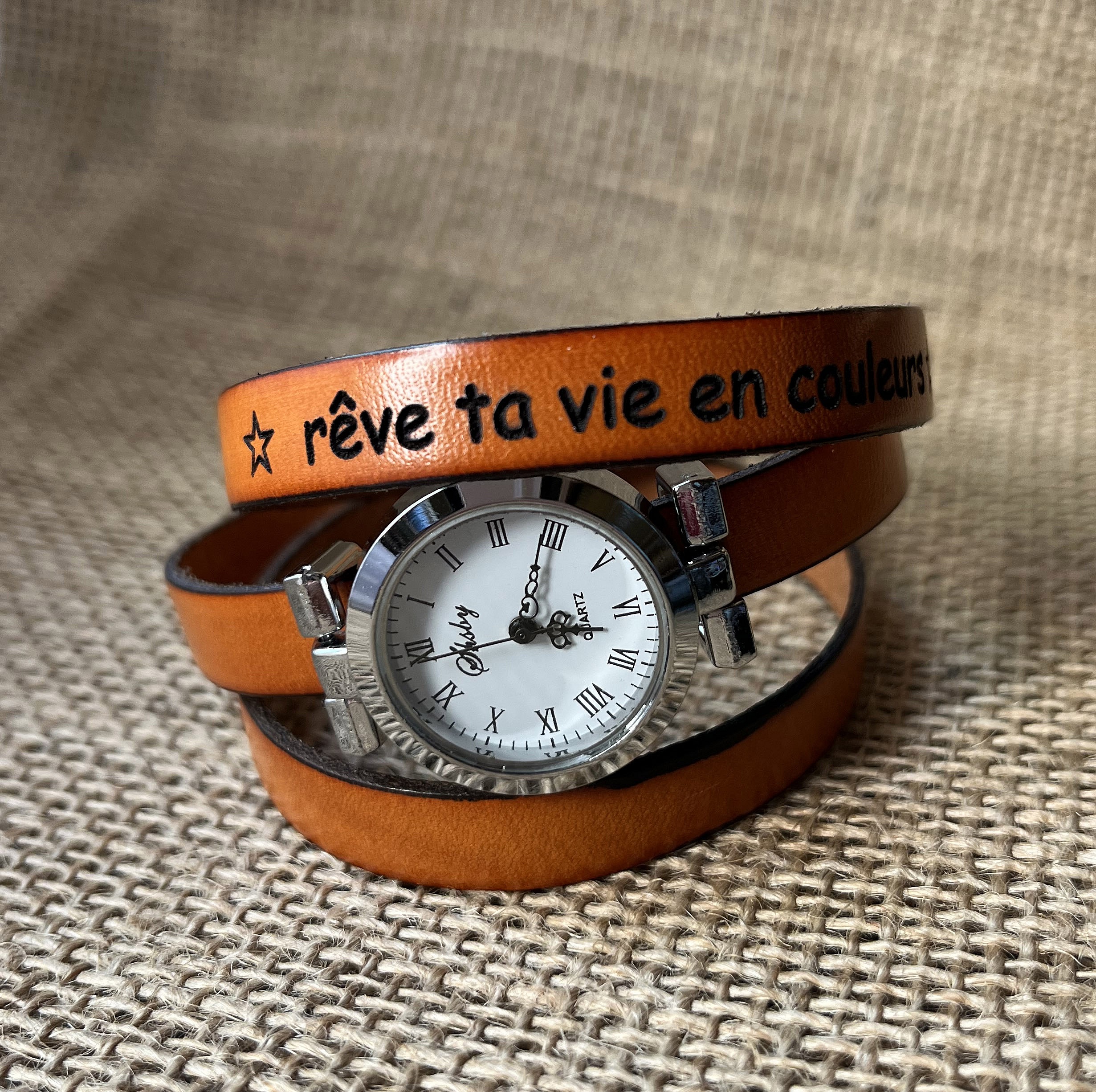 Montre bracelet en cuir personnalisable avec gravure inspirante.