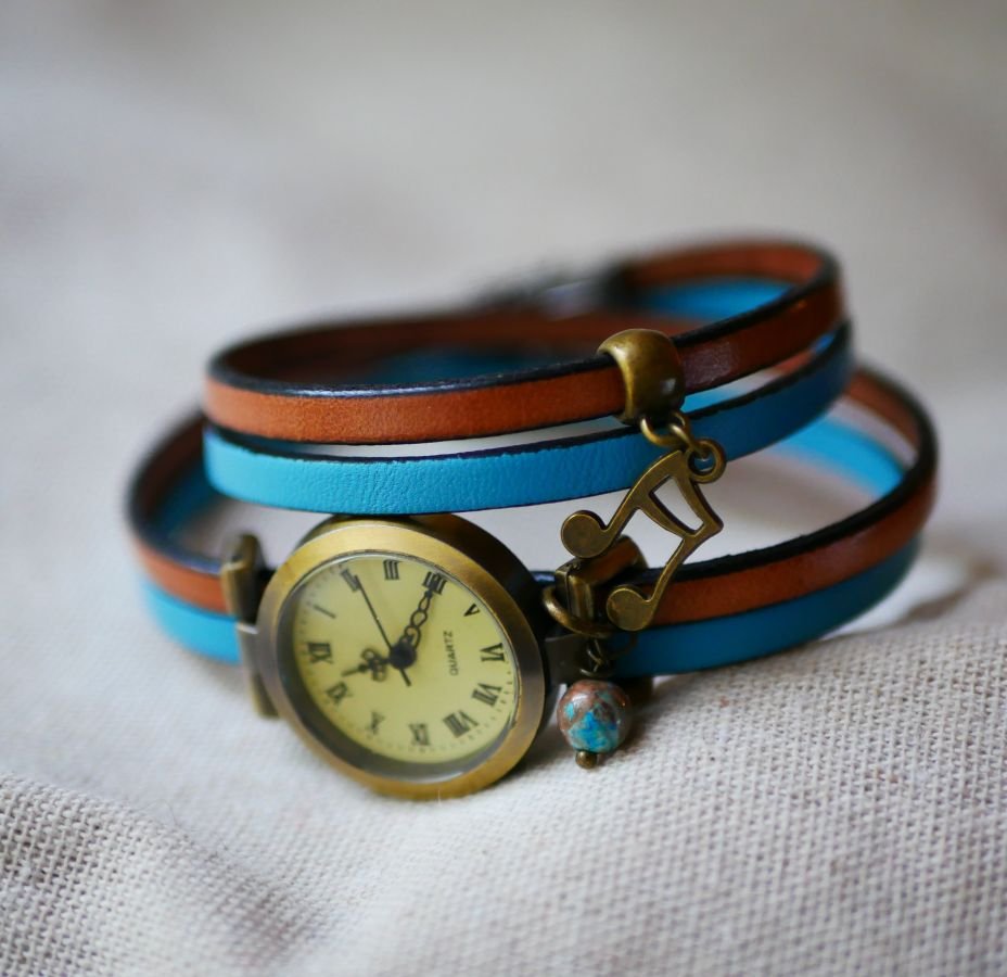 Customizable double-turn leather wristwatch with pendant