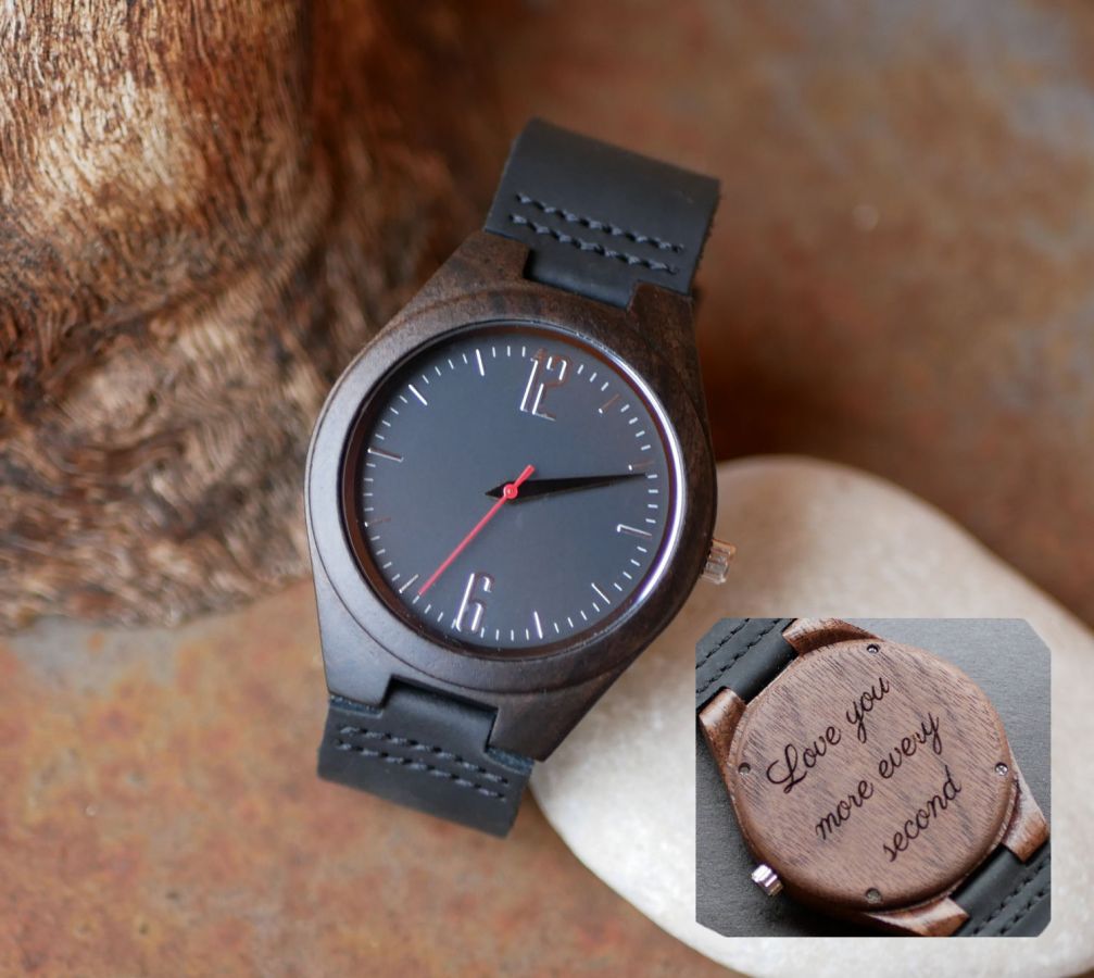 Watch with walnut wood dial on black leather to personalize