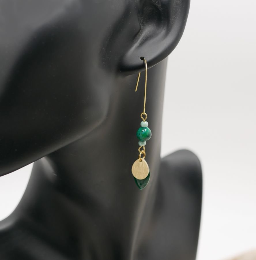 Set of earrings and leather bracelet with fir green sequins