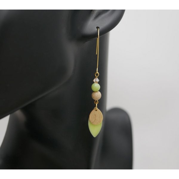 Set of earrings and leather bracelet with almond green sequins